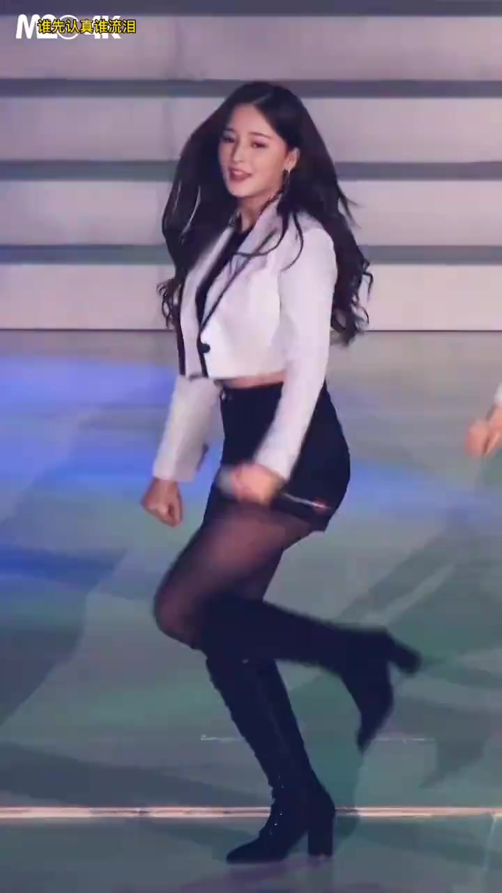 微胖女神李承利,白色小西服黑色短裤和丝袜,有种别样的丰腴美