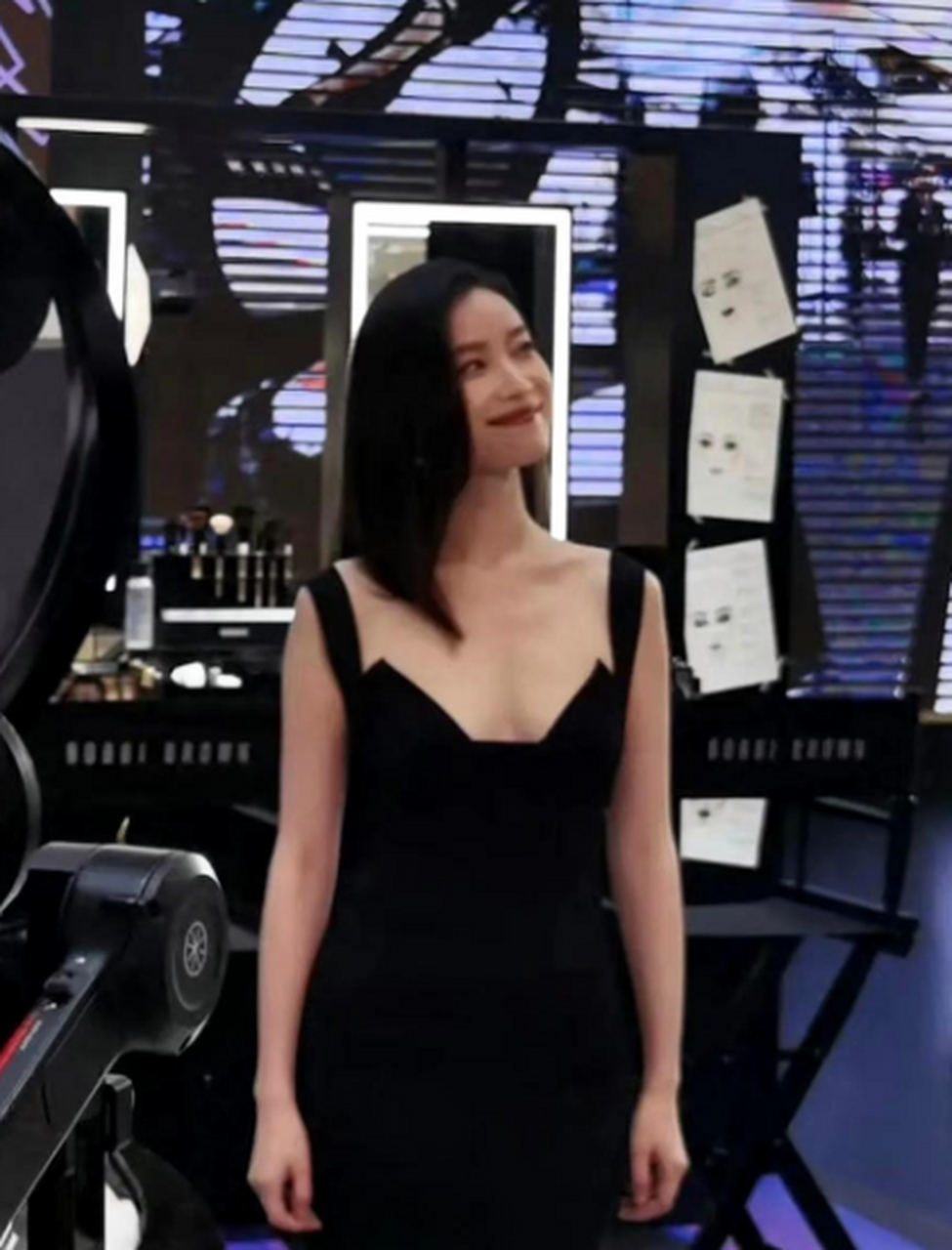 倪妮今日活动生图,黑色吊带长裙摇曳生姿.