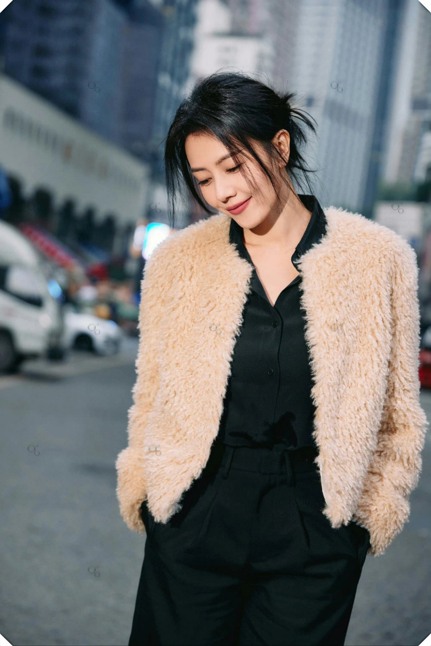 高圆圆教你松弛感穿搭  这组山城街拍大片真是美出圈,身穿摇粒绒外套