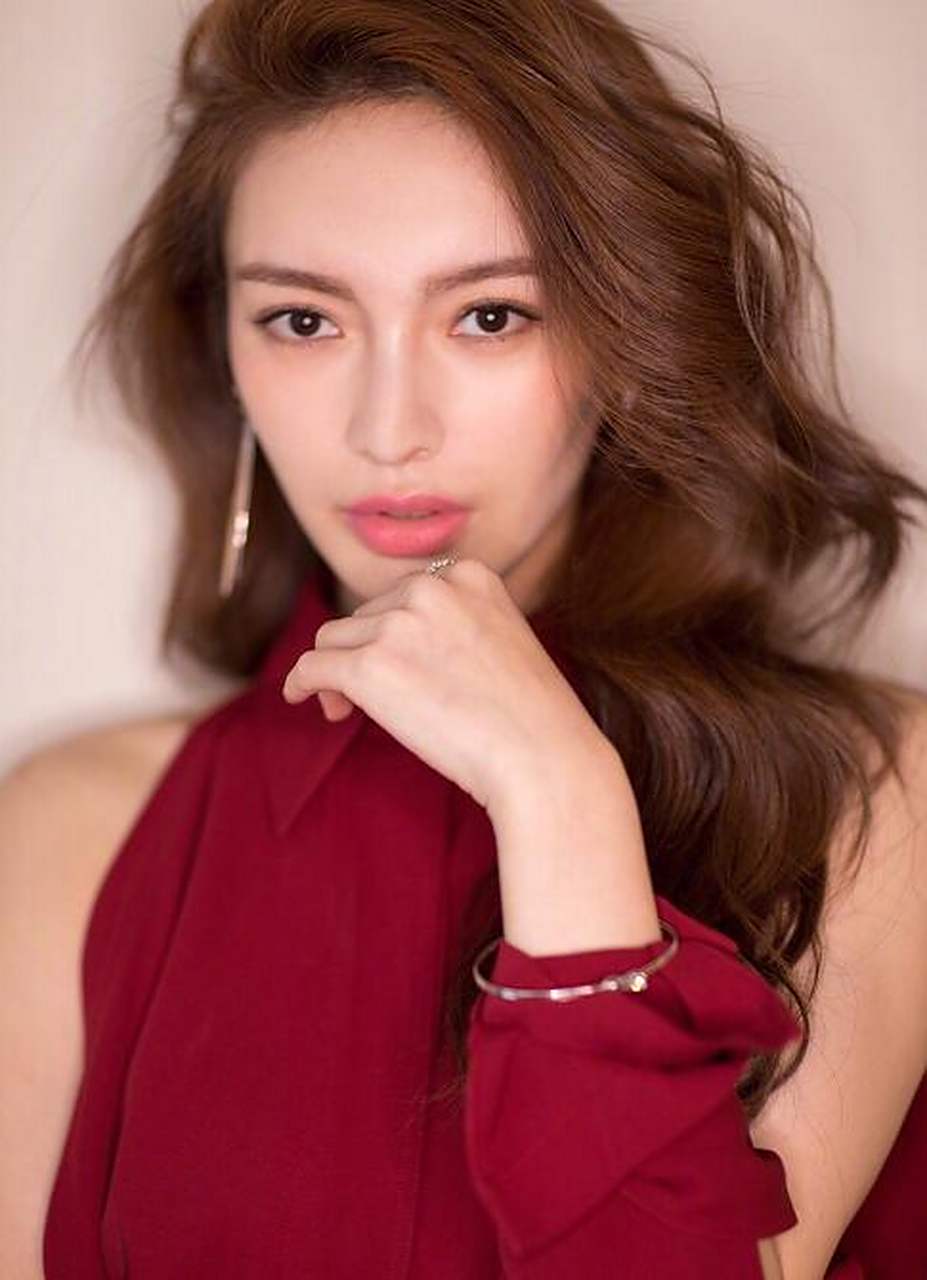 顾璇身穿红色露肩长裙,搭配黑色高跟鞋,摇曳生姿,收腰设计将身材优势