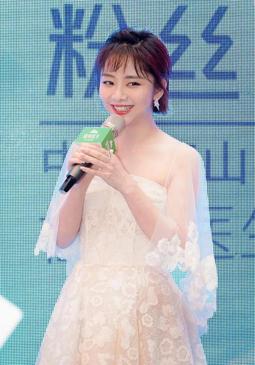 谭松韵,长相看着舒服 ,明眸皓齿 ,笑靥如花 !