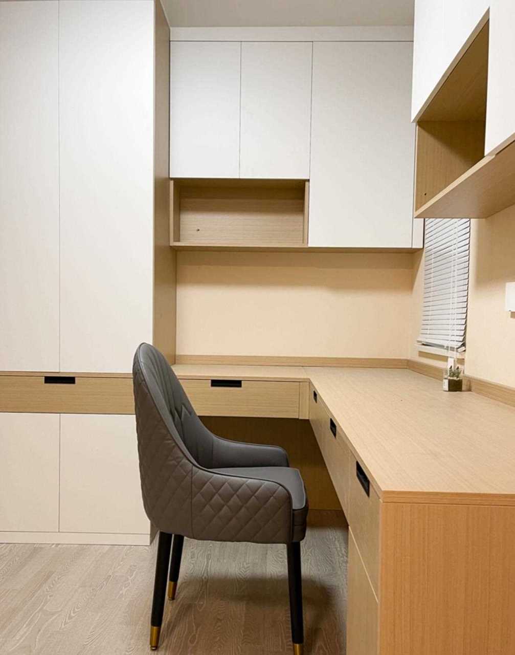 侧墙做通顶式储物柜,柜体下部穿插l型书桌,丰富空间层次,也打造出一个