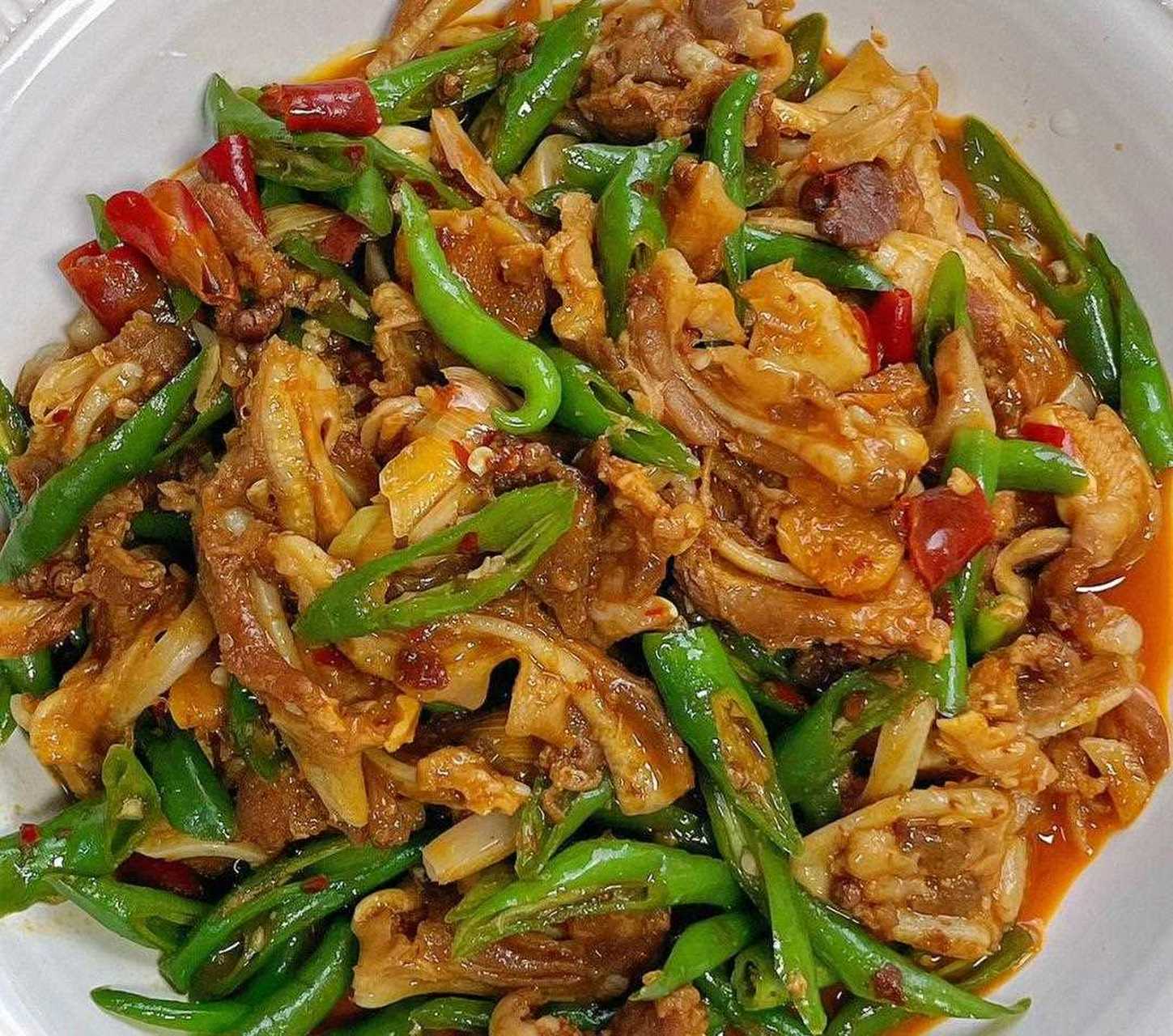 辣炒月牙骨[圣诞老人] 做法1,月牙骨洗净凉水下锅,加姜片,料酒焯水后