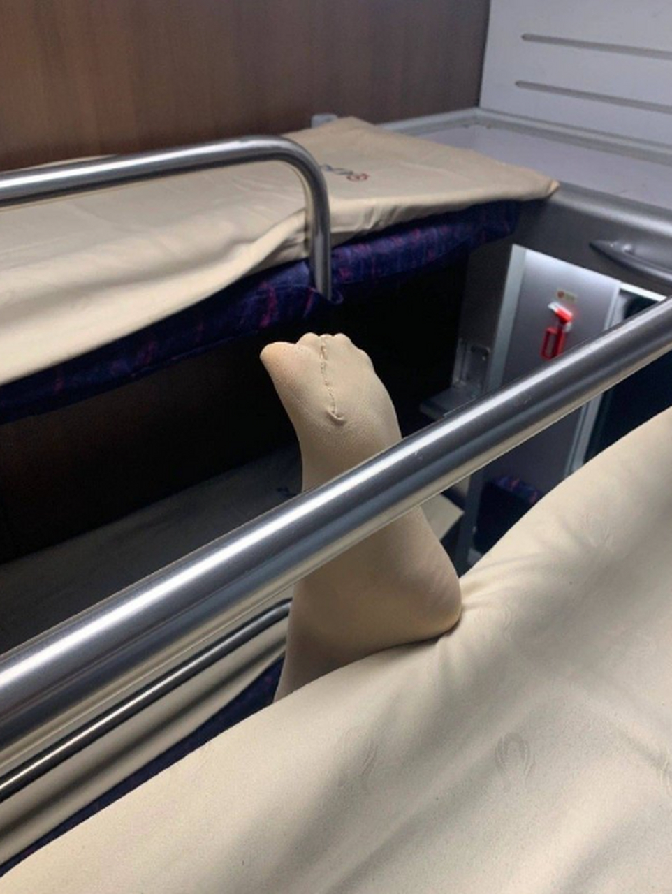 坐卧铺的时候你发现下铺的脚这样,你该怎么办. 676767