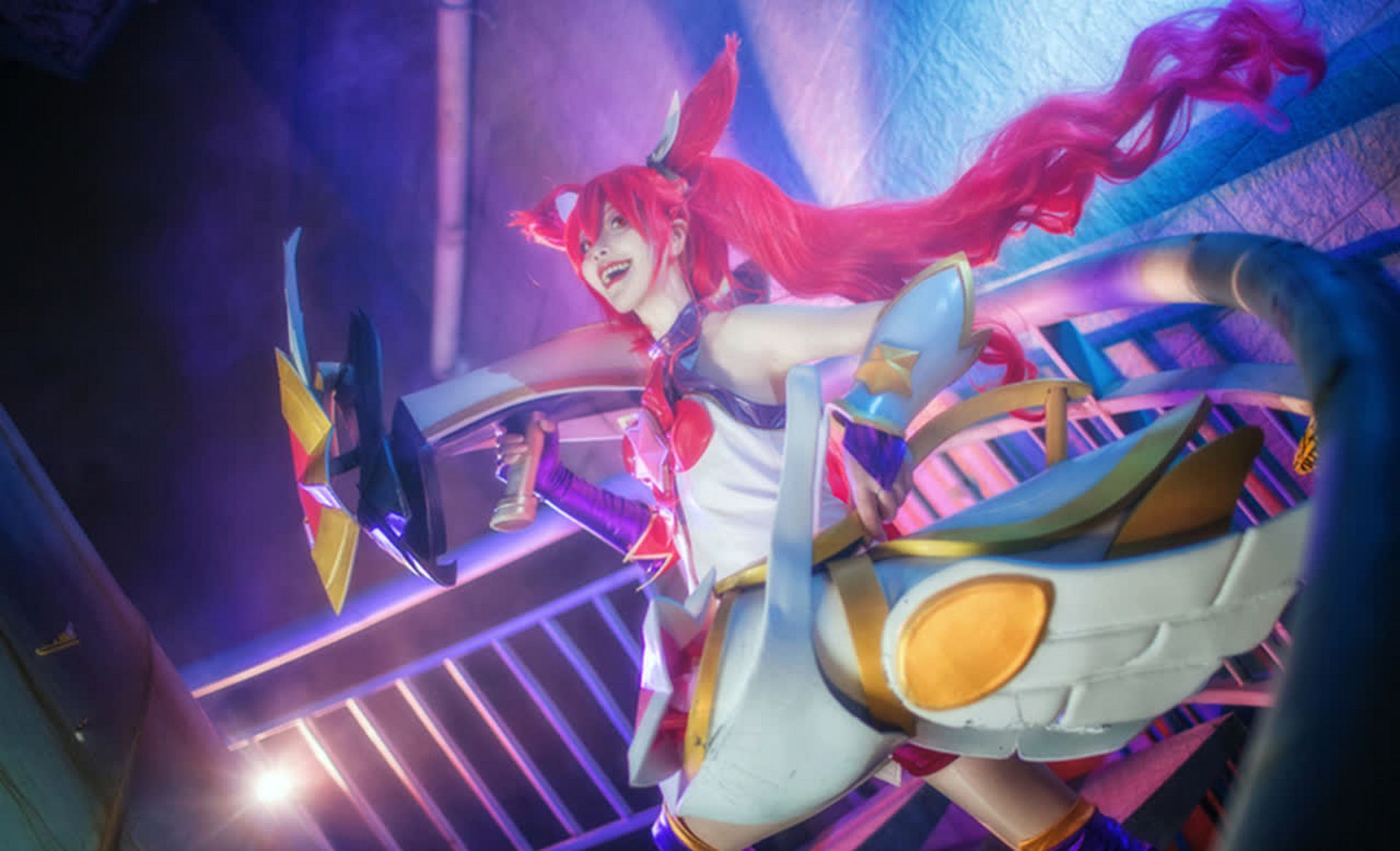 cos show#《英雄联盟》中的狂暴魔法少女"金克丝"cos,这位小天实哪