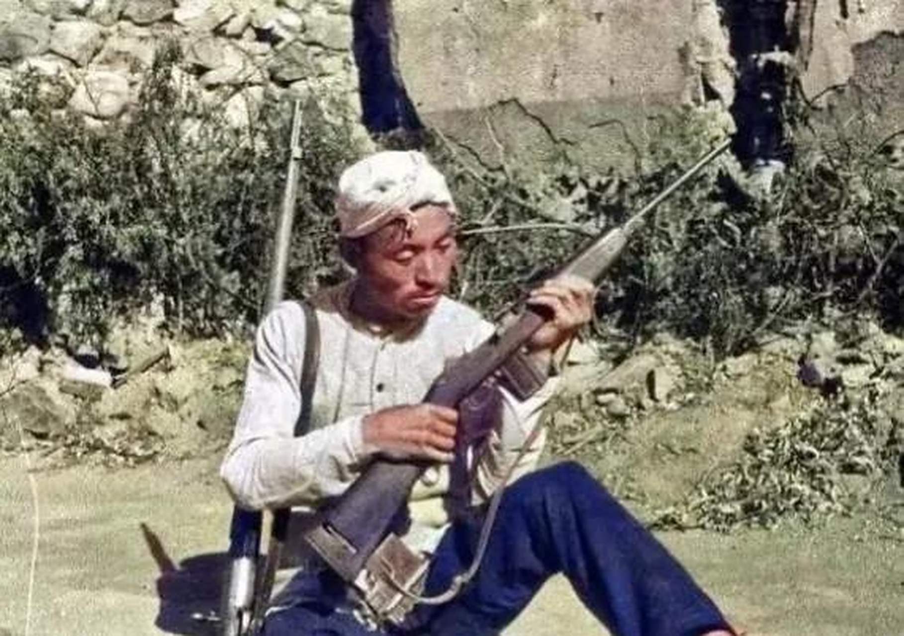 这些枪都是刚从日军手里缴获的,老汉爱不释手,当时的日军已是强弩之