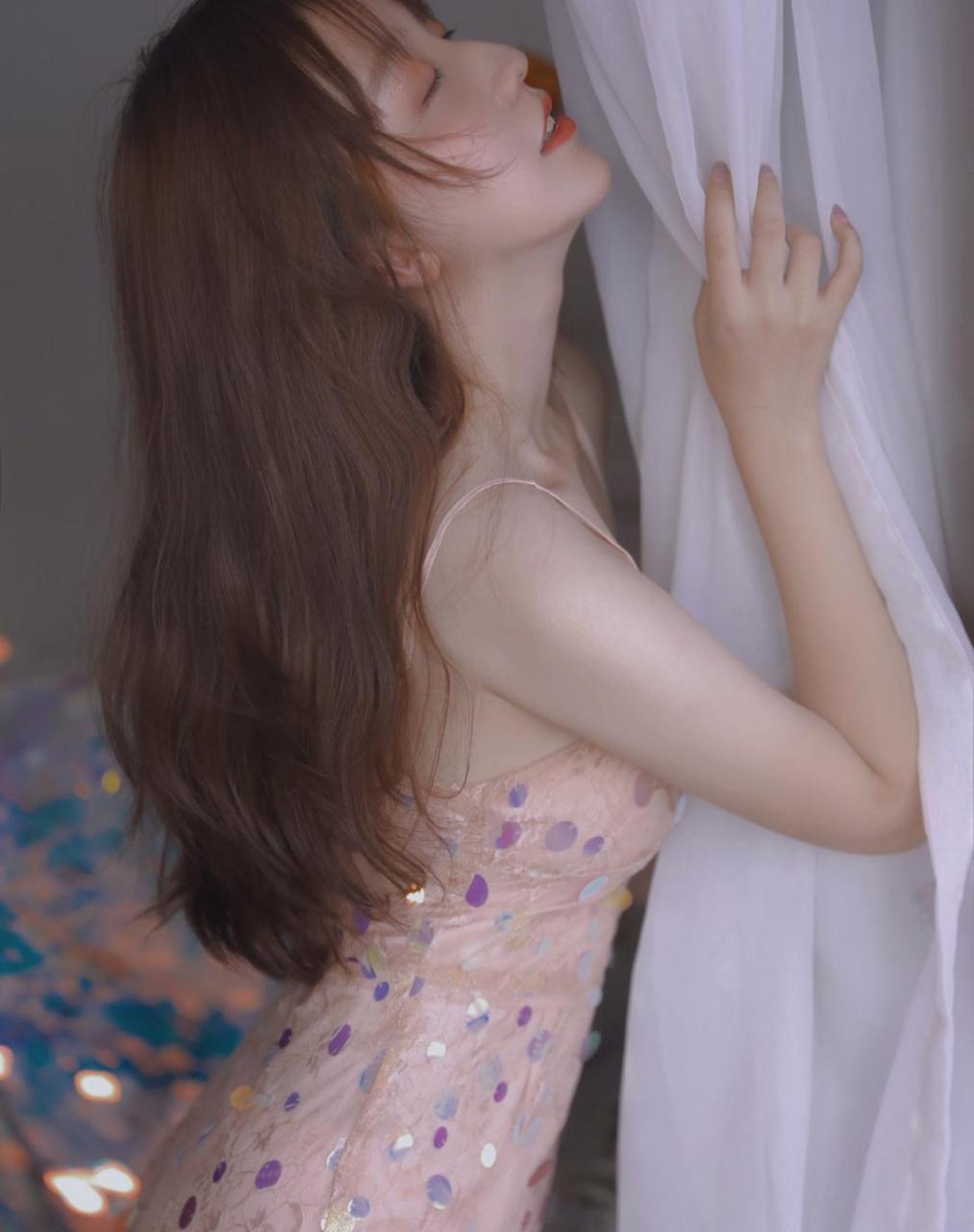 少女在家自拍亮片吊带裙撩人极了