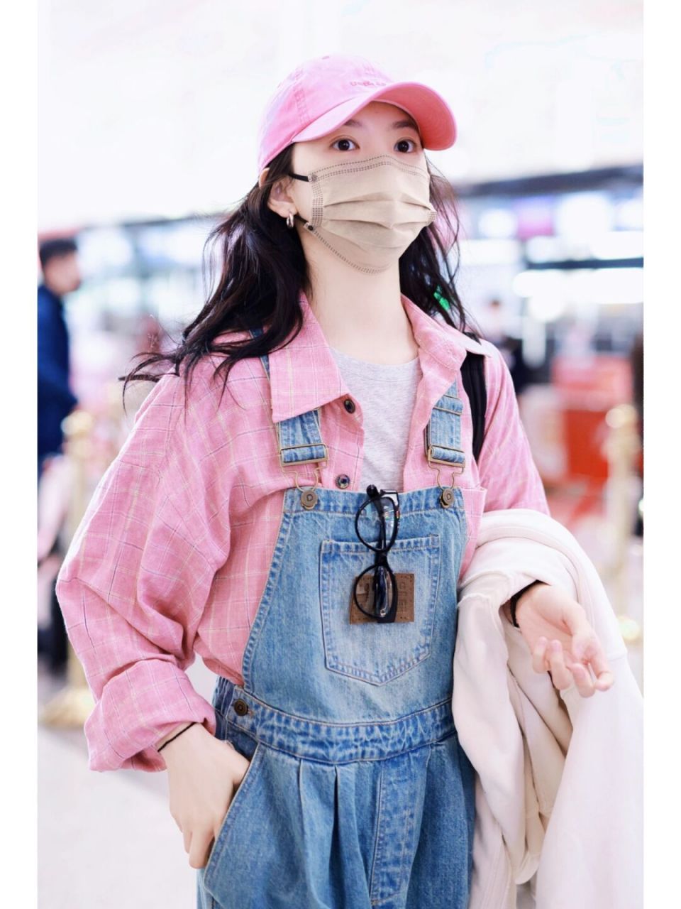 章若楠现身机场 身穿粉红色宽松格子衬衫,内搭灰色t恤, 外搭水洗直筒