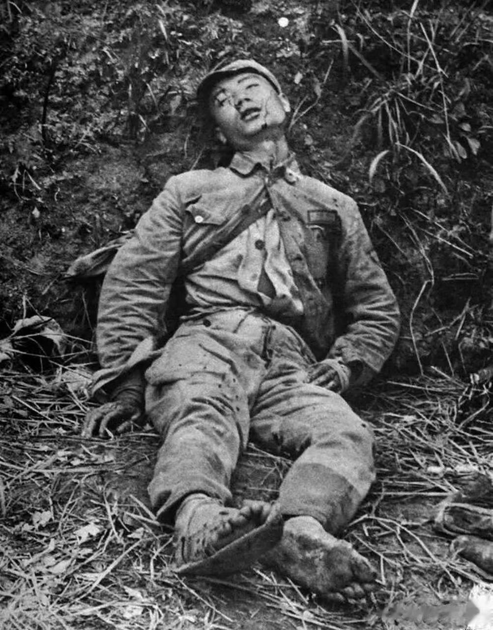 1938年,徐州战场,一位不幸阵亡的川军士兵倒在了战场上.