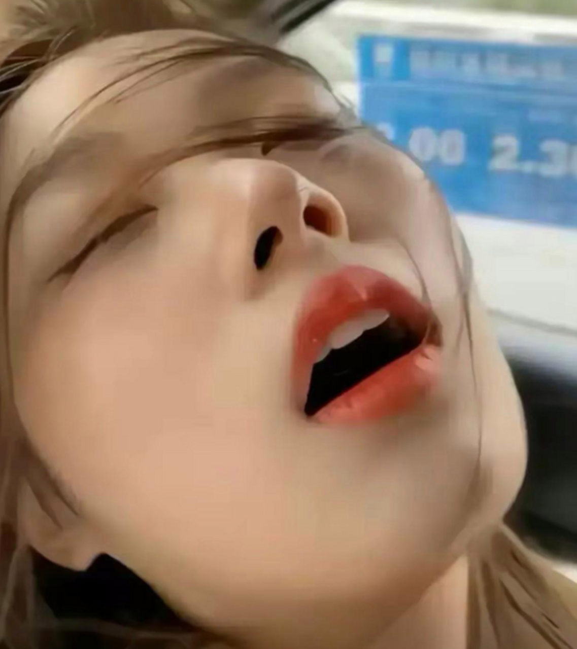 肯定做的不是一般的梦,那么的享受,舒服的表情