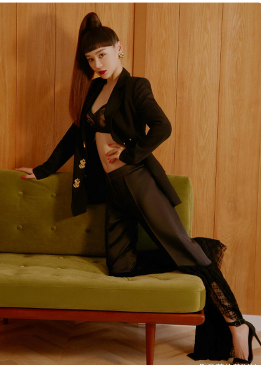 袁姗姗丝袜轮滑照好吸睛,苗条的身材让人心动#袁姗姗