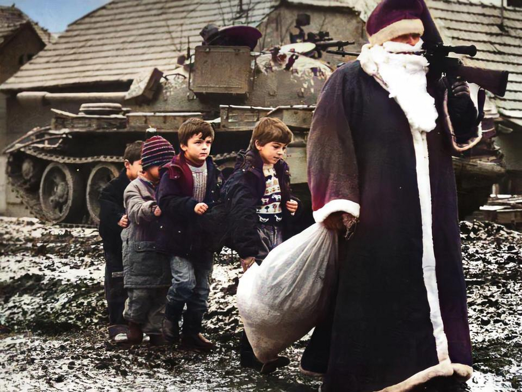 克罗地亚独立战争期间,一群孩子排队跟在肩抗狙击步枪的圣诞老人身后