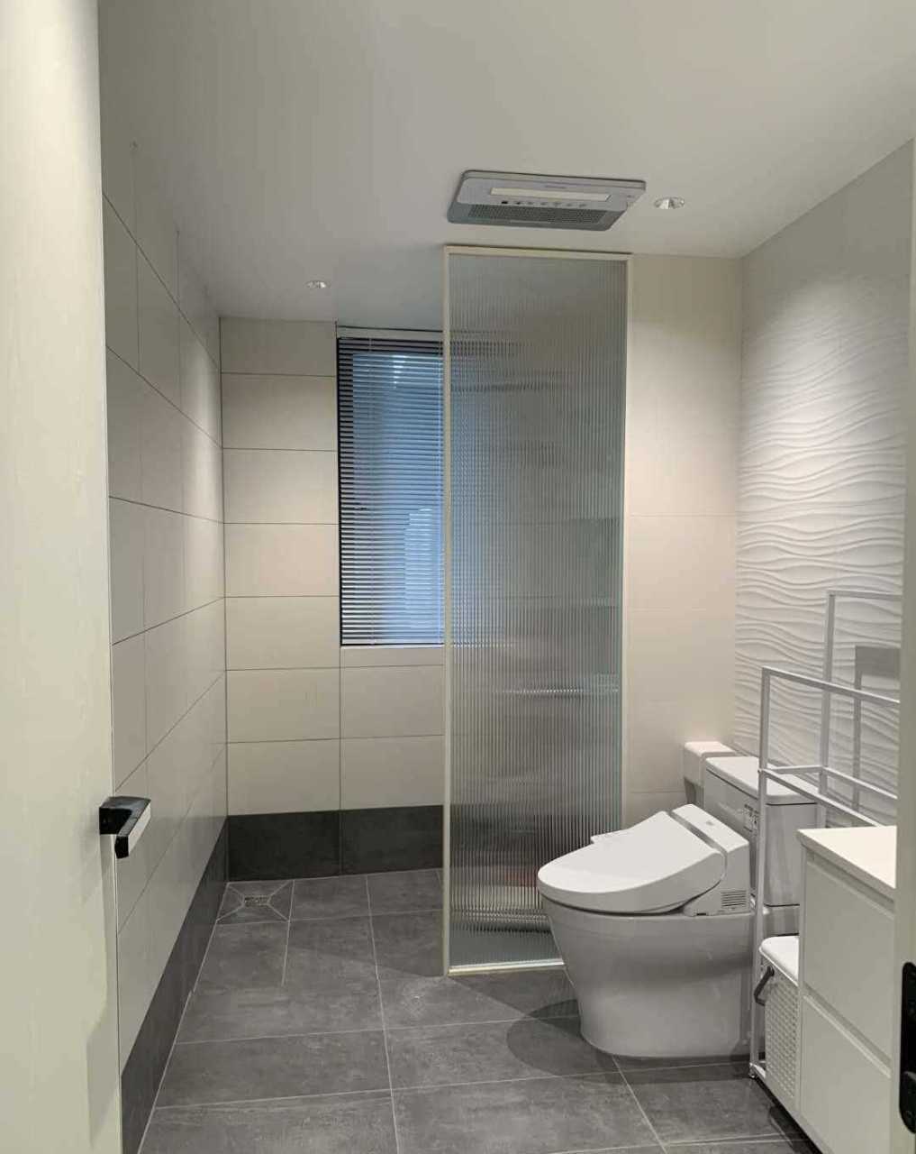 分享一个六平米的卫生间 淋浴区用长虹玻璃做了隔断,并没有完全的干湿