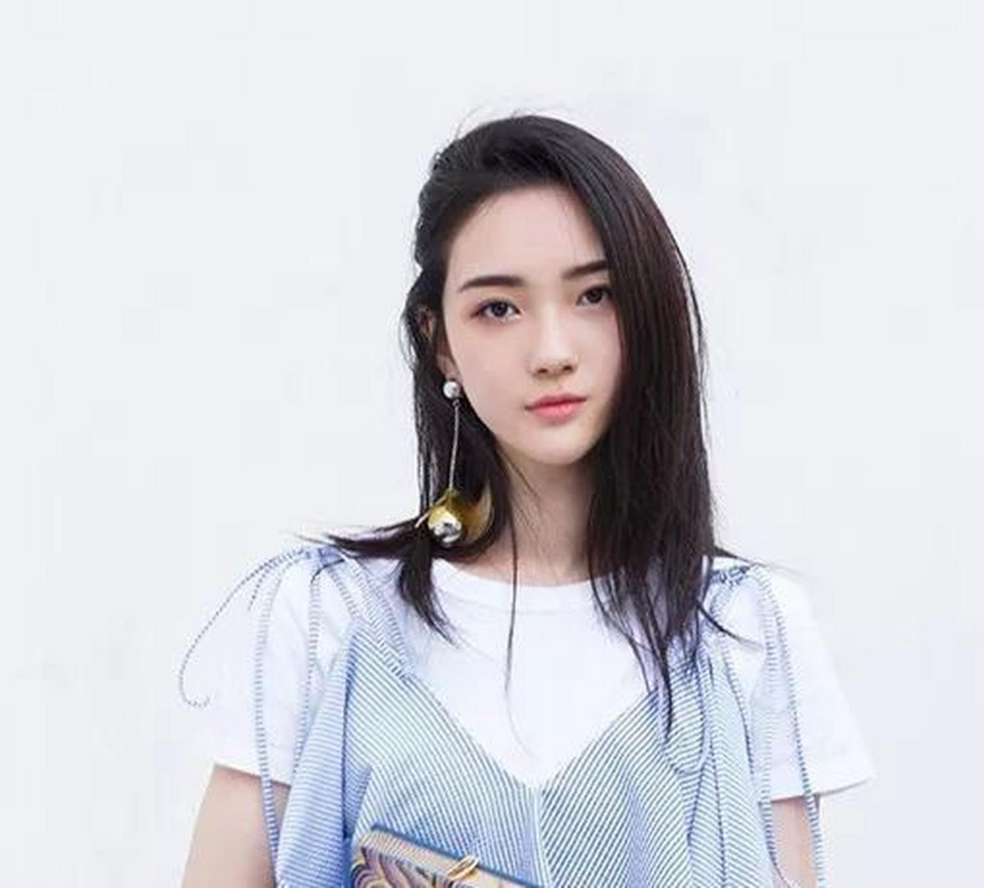 "中戏最美校花"赵嘉敏被誉为"清纯甜美女神"