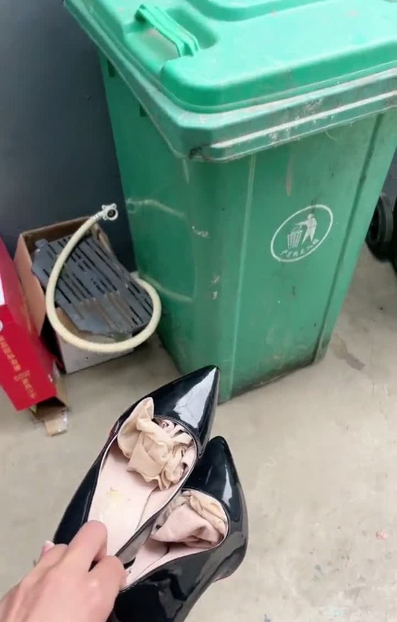 好好的高跟鞋和丝袜,为什么要扔掉呢? 感觉好可惜啊![滑稽]