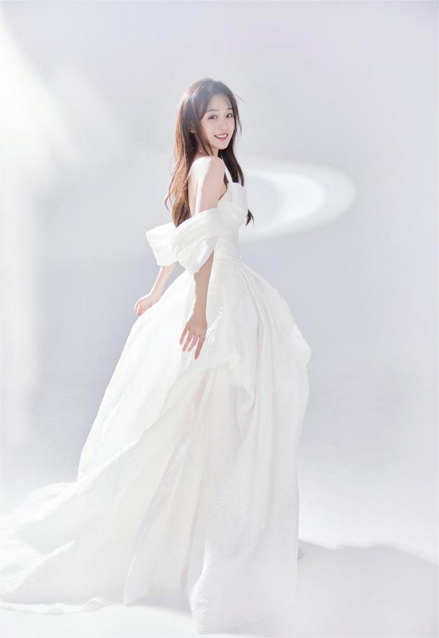 何泓姗白色长裙造型真的好美,简单而纯粹,好像小说里让人难以触及,爱