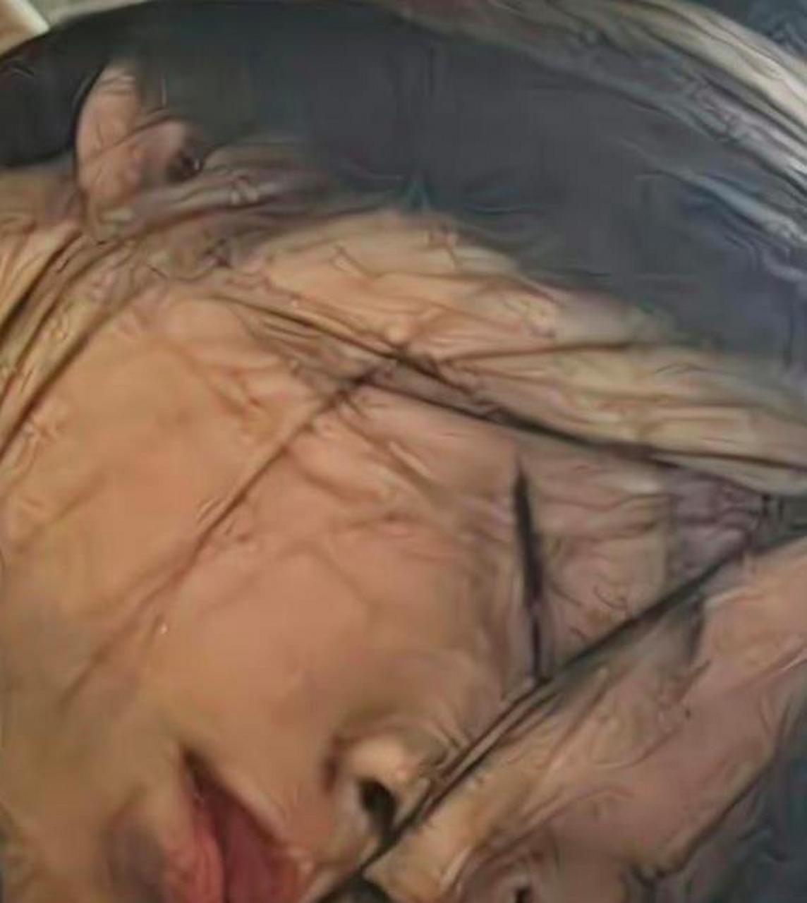 没想到,有的人是睁着眼睛睡觉的!