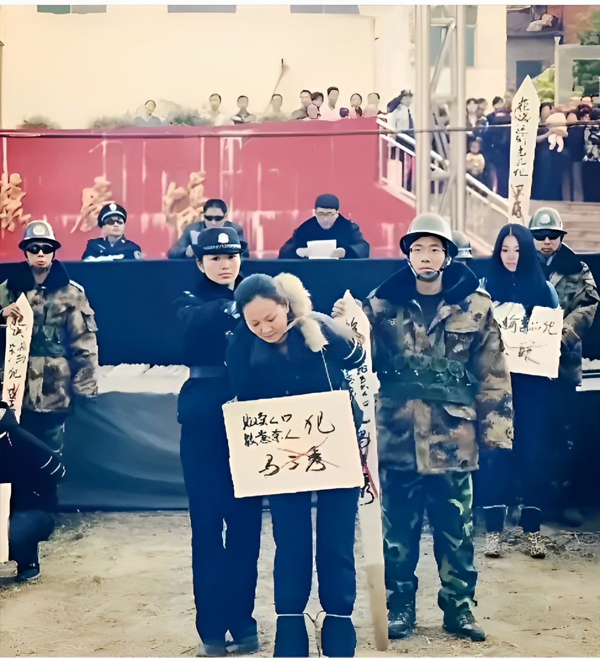 2001年,某县公审现场,两名女犯人被判处死刑.