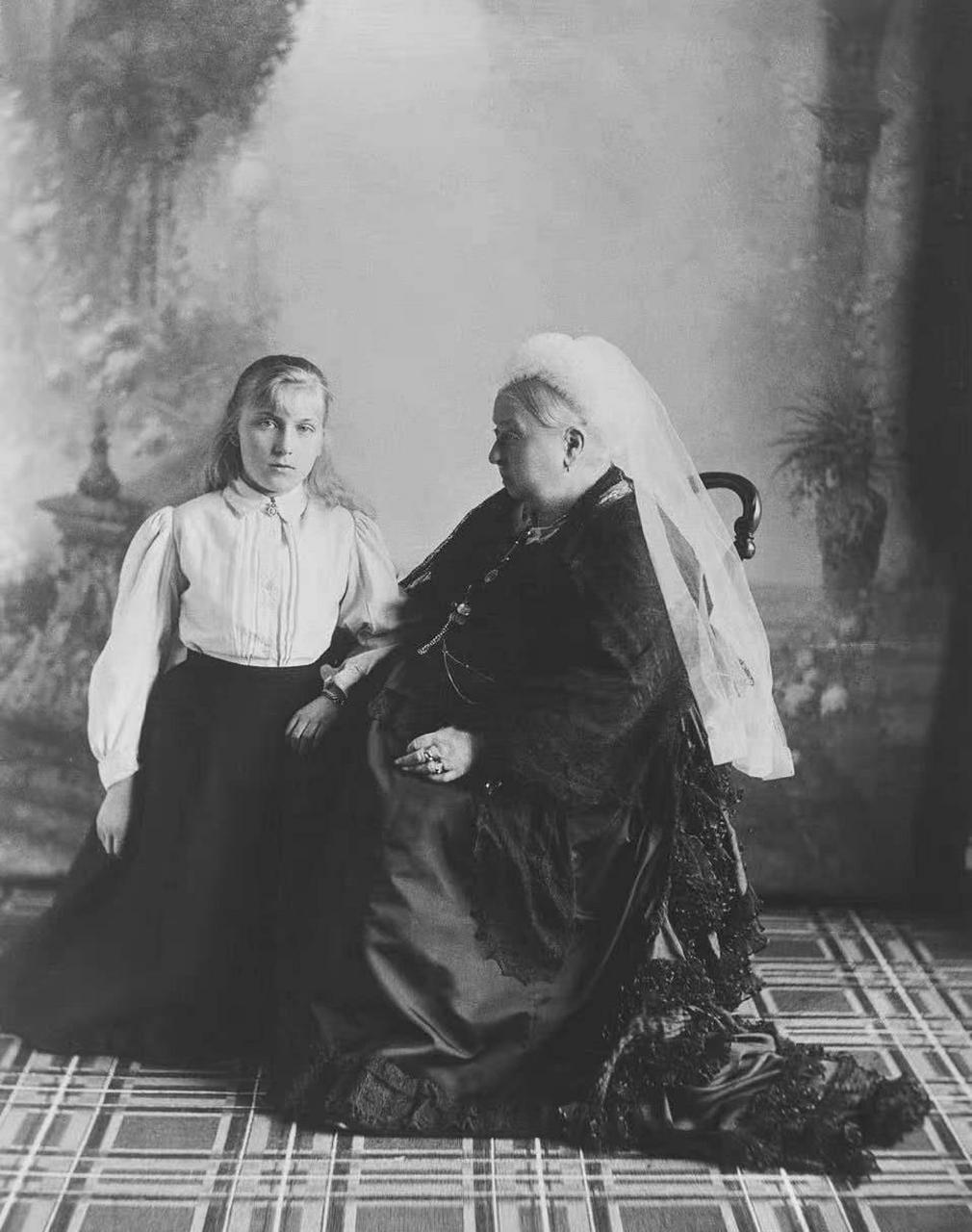 维多利亚女王和她最小的孙女,巴腾堡的维多莉亚·尤金妮公主,1897年摄