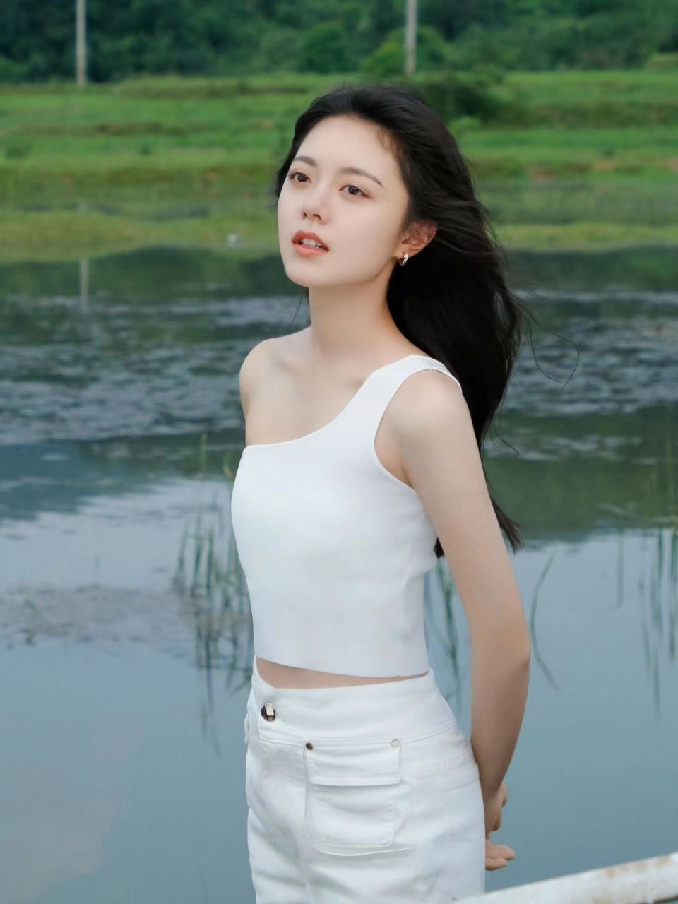 赵今麦斜肩短背心穿搭,长发微卷纯欲感满分 在炎热的夏天,怎样穿得