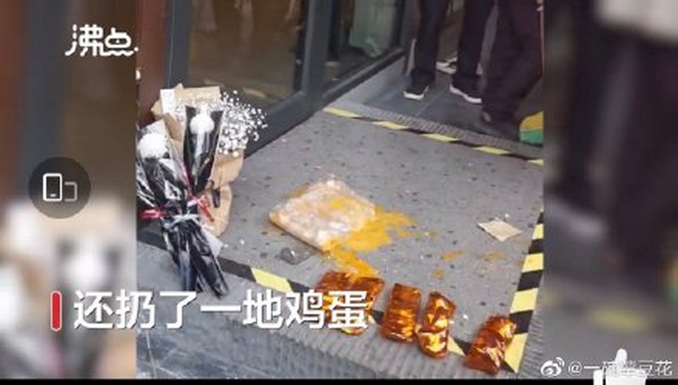 重庆涉事星巴克门店被送白花扔鸡蛋 重庆涉事的星巴克磁器口门店被