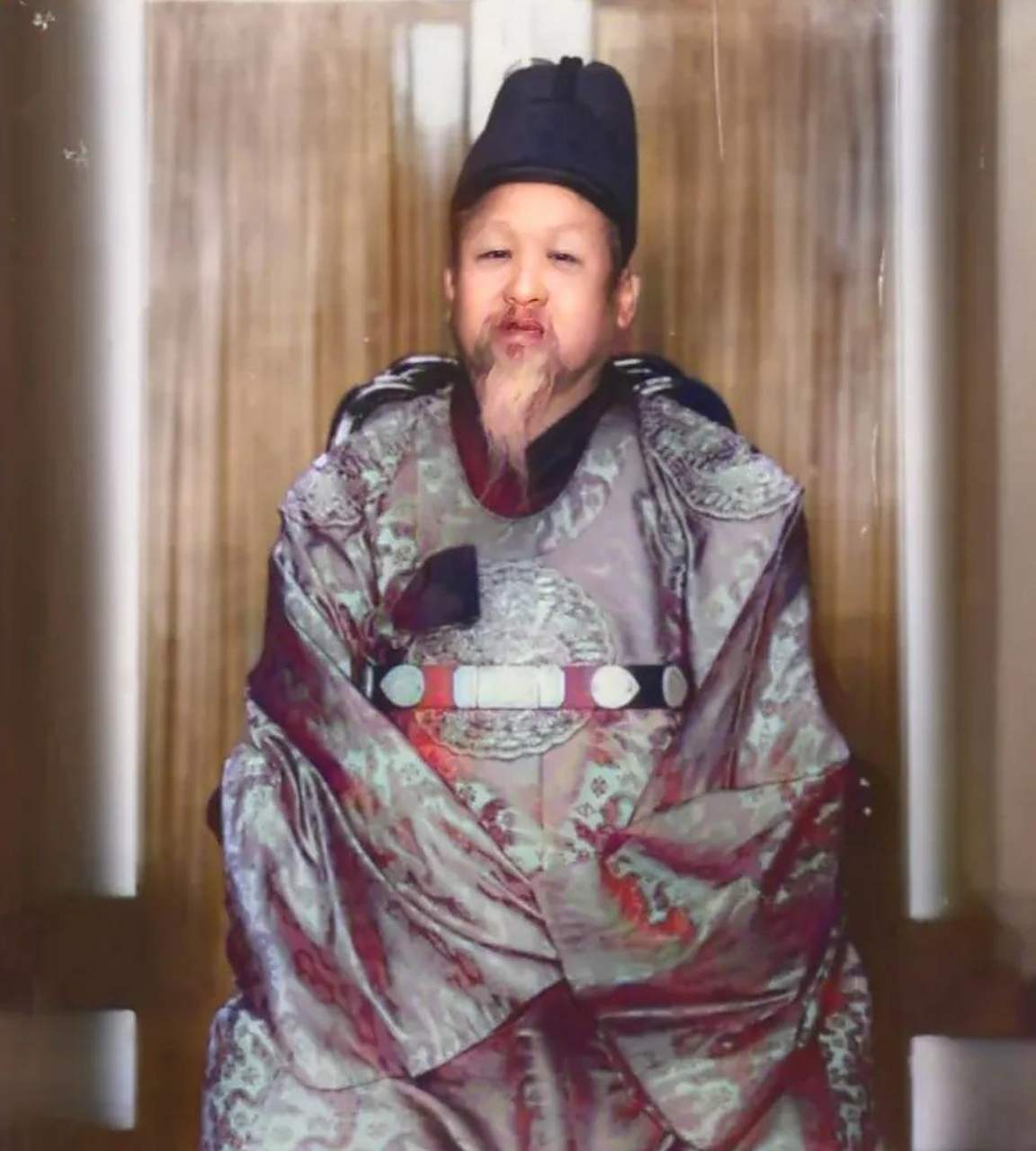 李熙原本是远支王室,实际上与王位没有任何关系.