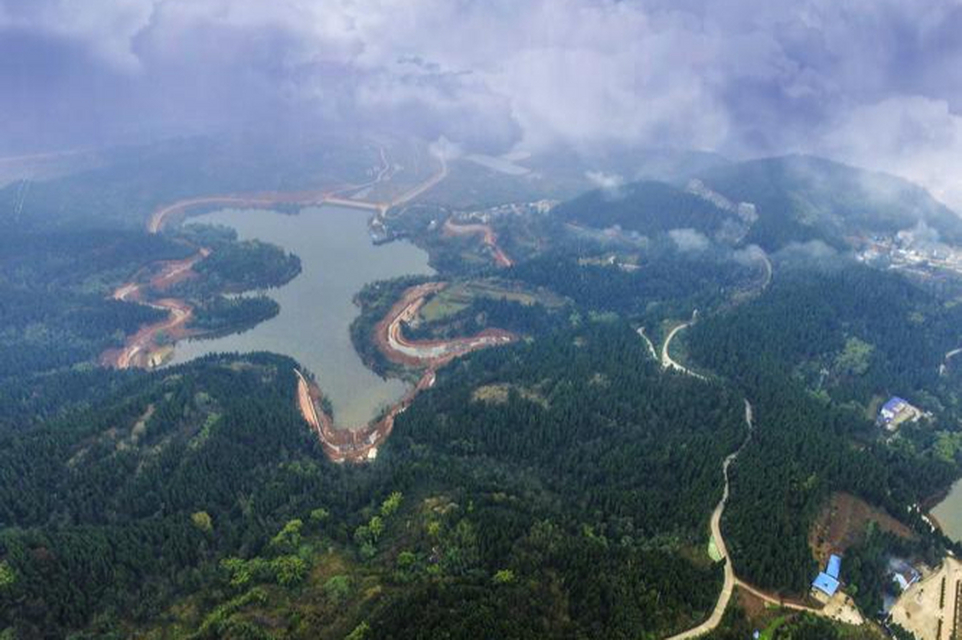 凌云山风景区,位于四川省南充市高坪区老君镇,是一个集山水秀美,气候