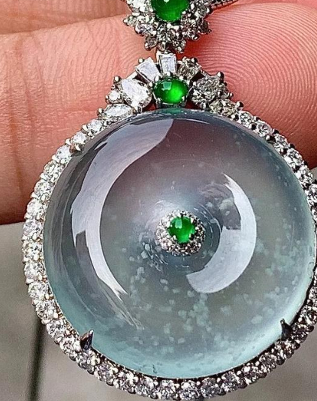 翡翠挂件##点击头像看直播# 玻璃种天空蓝木那平安扣吊坠,刚性乒忖