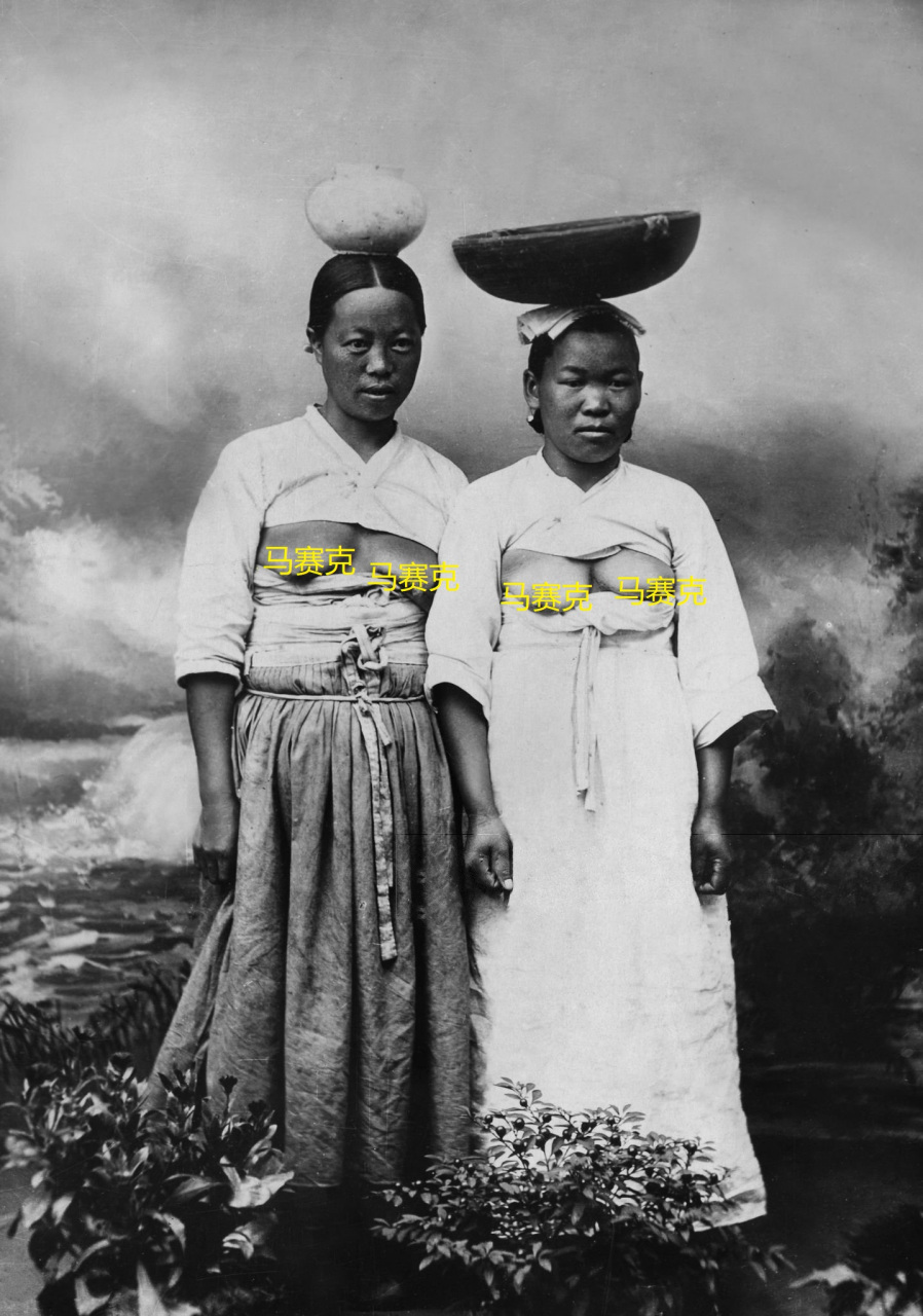1910年韩国妇女的传统服饰,这样的造型不知道有何用途?