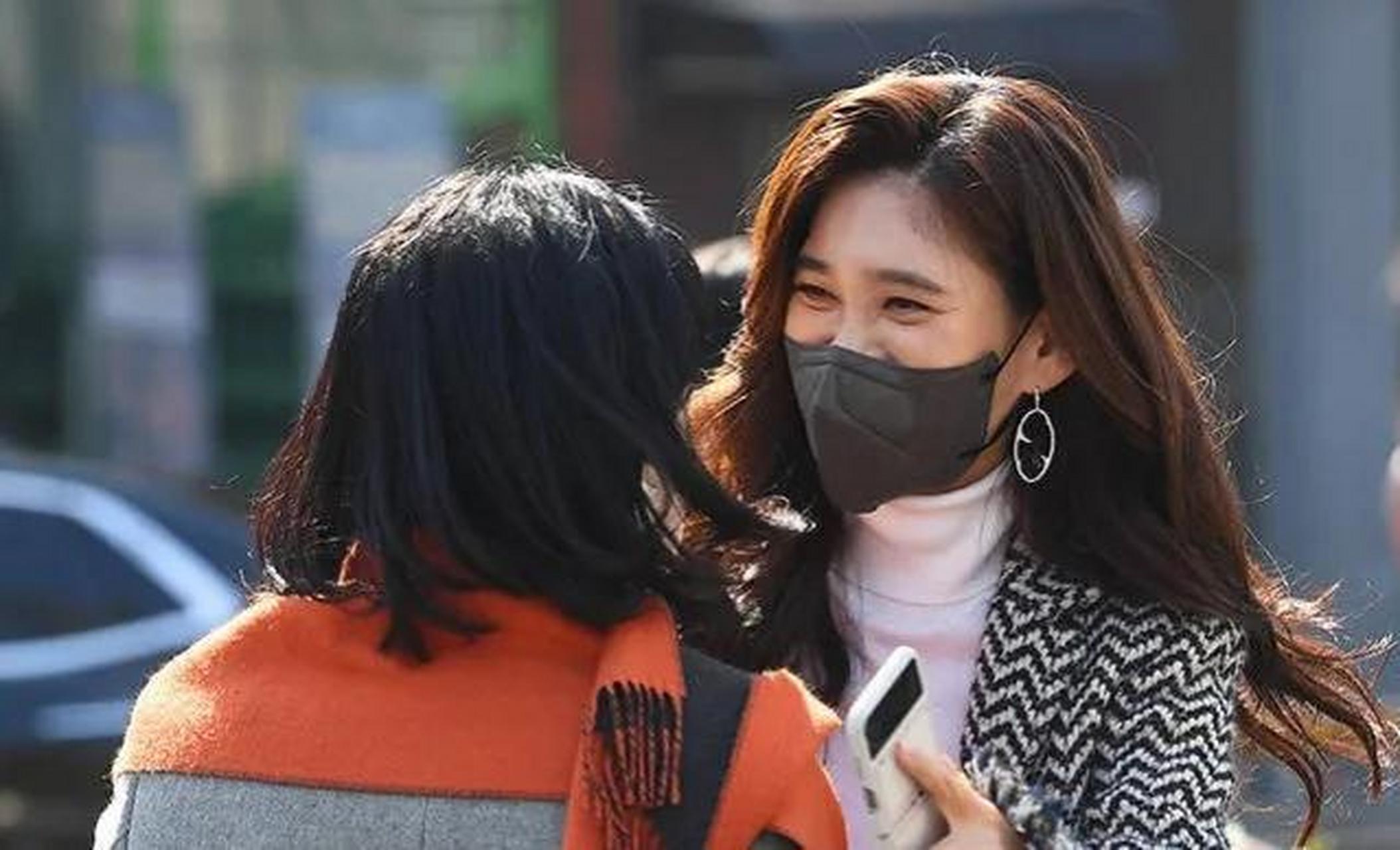 2月8日,三星长公主李富真现身首尔江南区的一所中学,参加儿子初中毕业