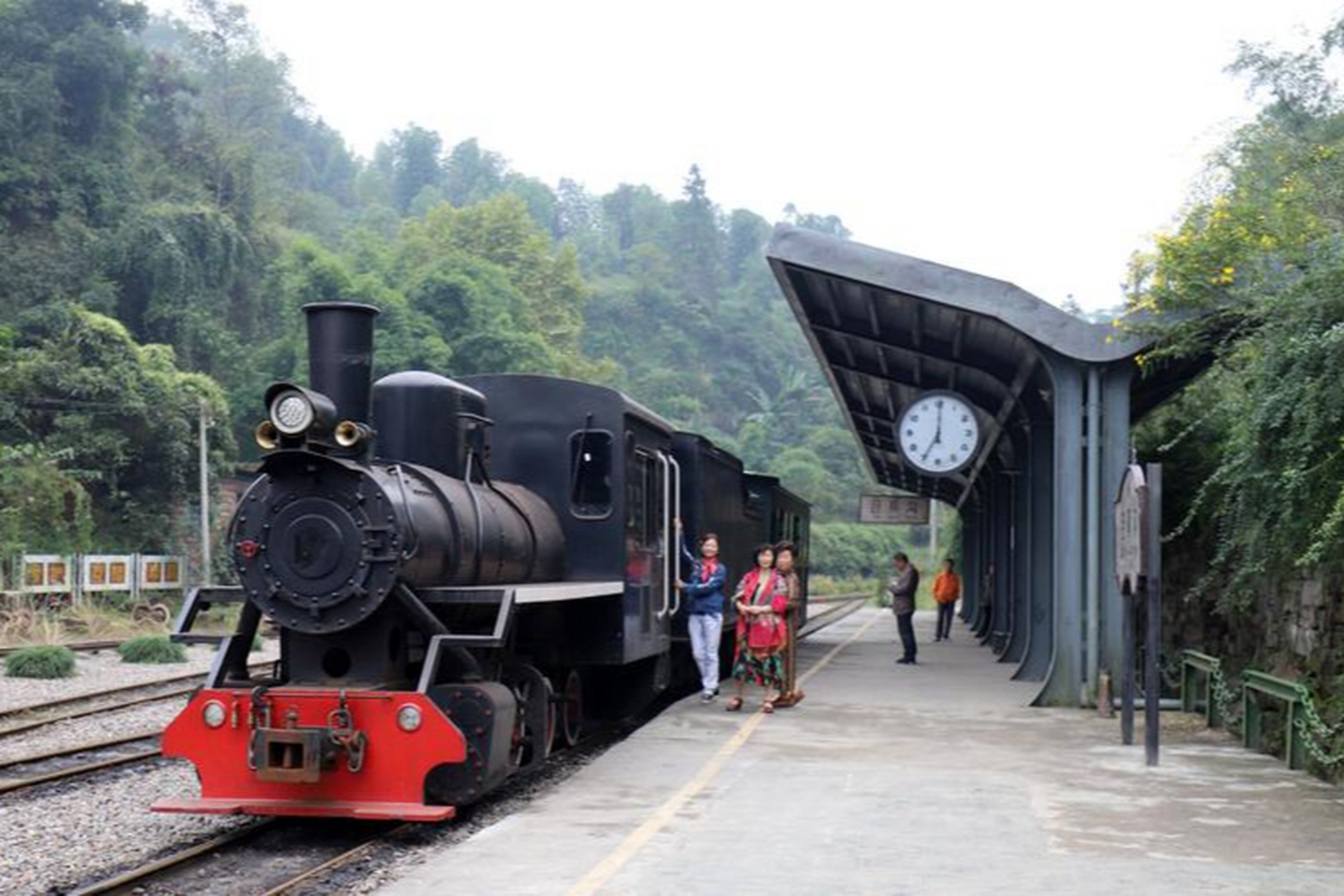 乐山嘉阳国家矿山公园:这里是废弃煤矿改造而成的独特景点,这里不仅