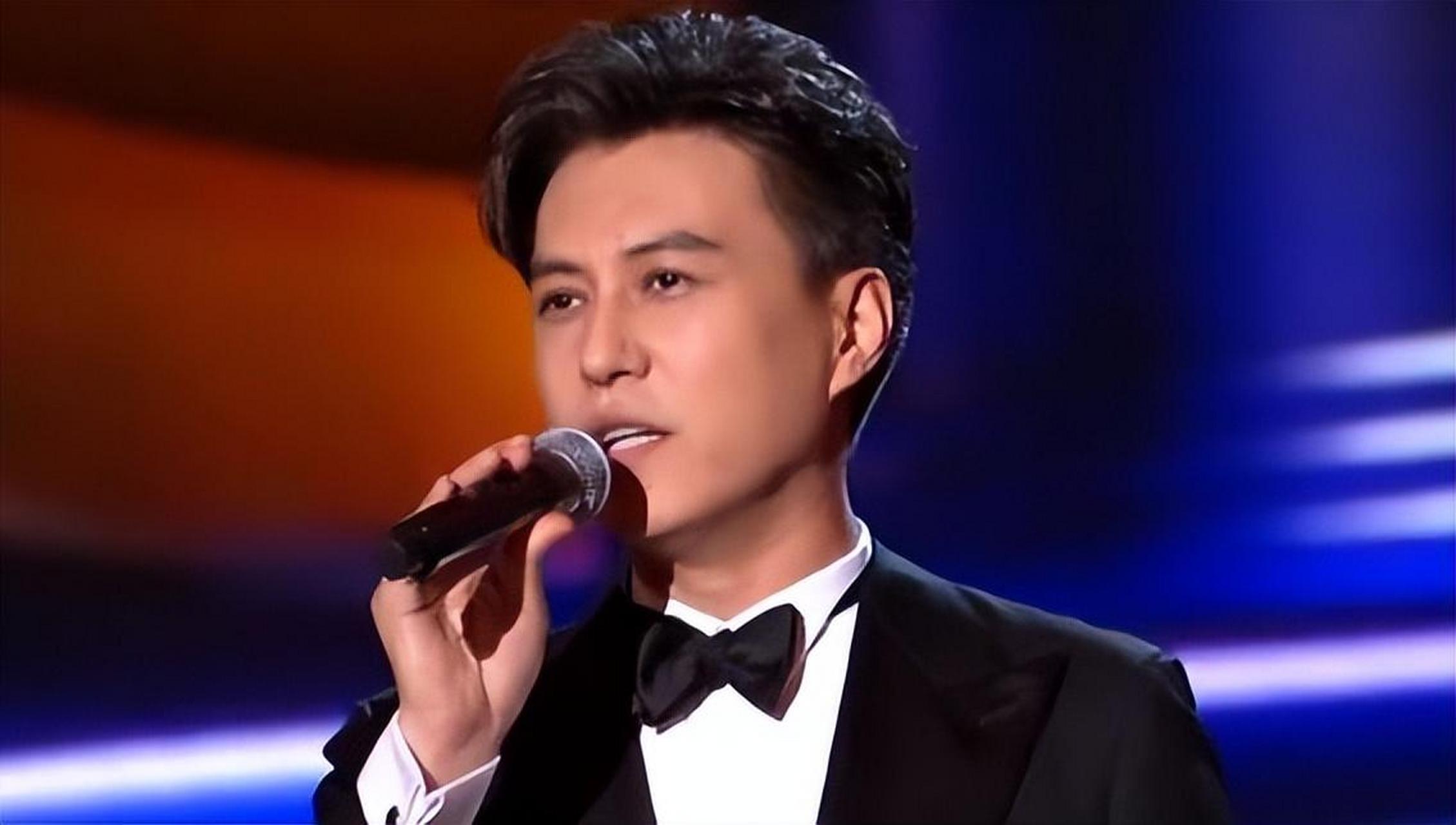 这样的靳东更显魅力,我特喜欢,我也更喜欢他的优秀和能力,善良和