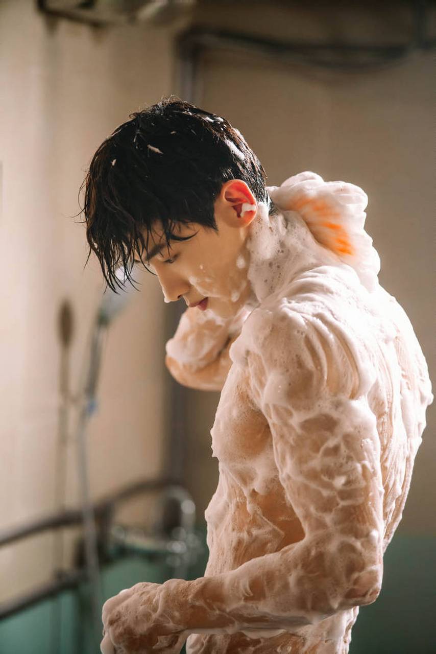 星闻#  白敬亭就是看脸是个手无缚鸡之力的小男生, 实际却是偷偷锻炼