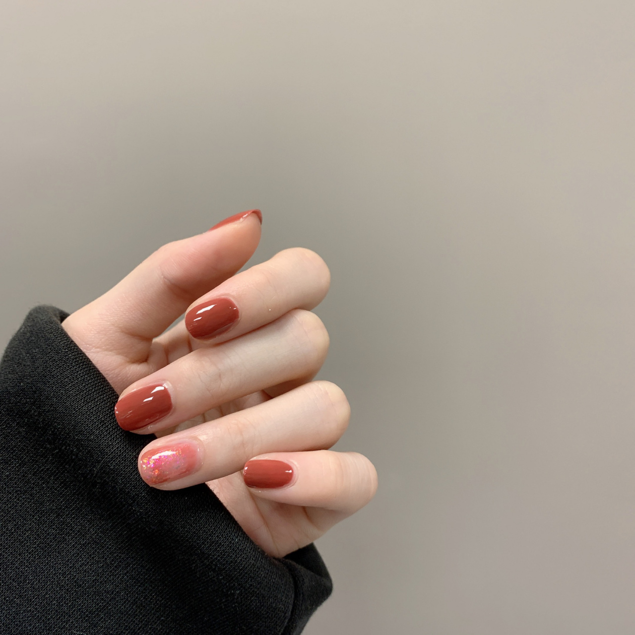 枫叶红是很暖的颜色 枫叶红美甲最不挑皮,简单大方有质感 无名指搭配