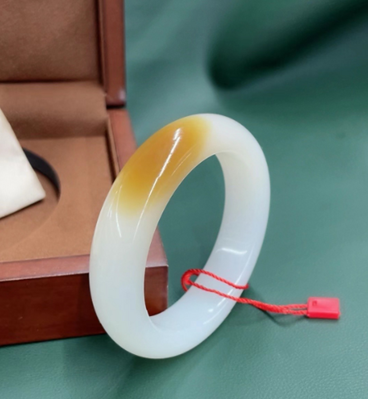 和田玉#沙枣青的青是一种比较特殊的青色,它有比较独特的丝绢状结 