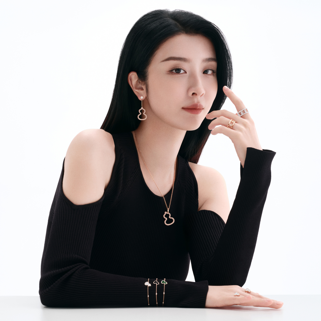 演员赵小棠率性叠戴qeelin wulu系列珠宝,钻石细闪,白金相伴,澄澈翡翠