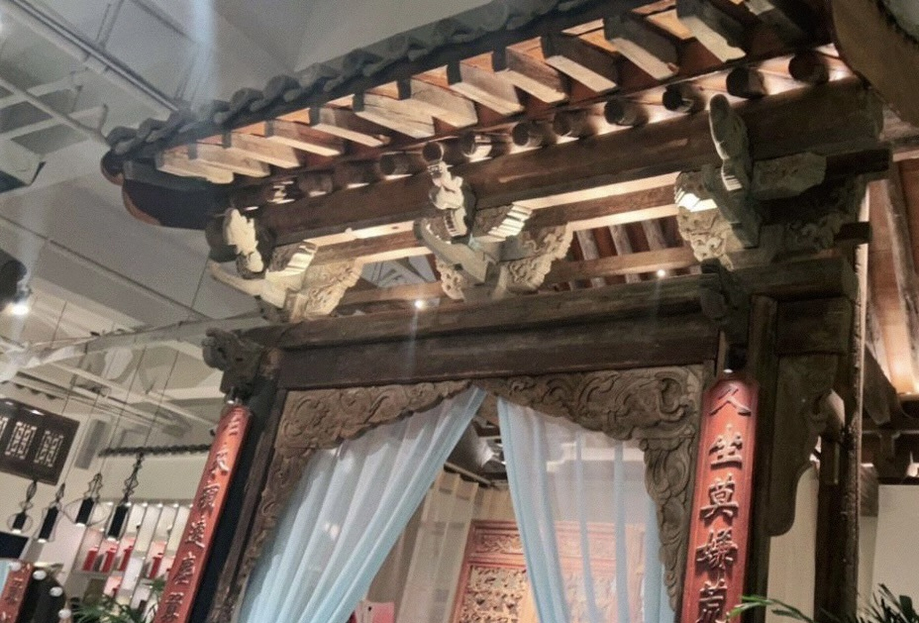 今天跟闺蜜到cbd这家"城墙根茶馆"吃饭,这家店环境古色古香,精致典雅