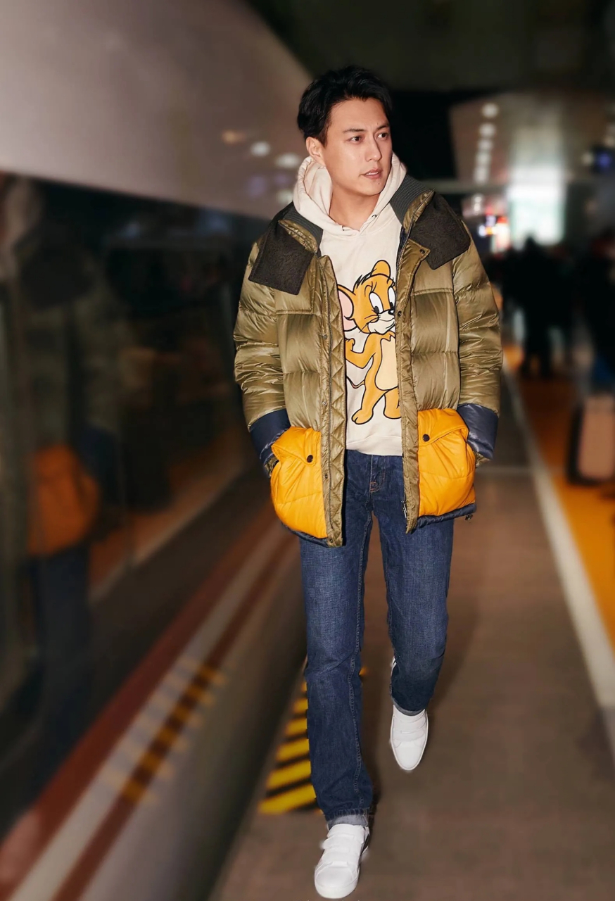 不愧是掌控妈妈们遥控器的男人,靳东穿羽绒服可真帅