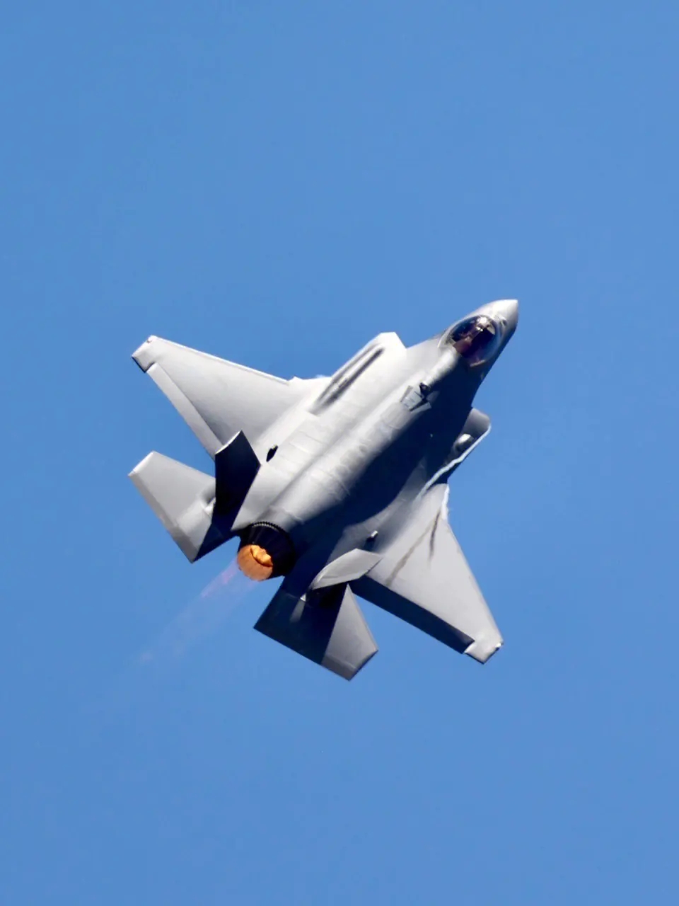 据报道,美国一架f35隐形战斗机在9月17日突然坠毁,飞行员成功弹射