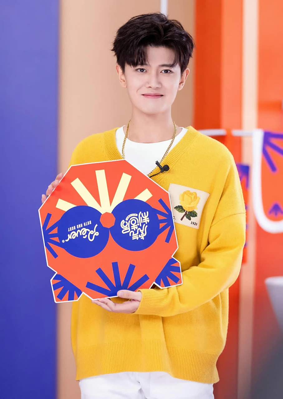 任嘉伦|暖冬黄    最新现场活动的一组写真,黄玫瑰图案的针织毛衣