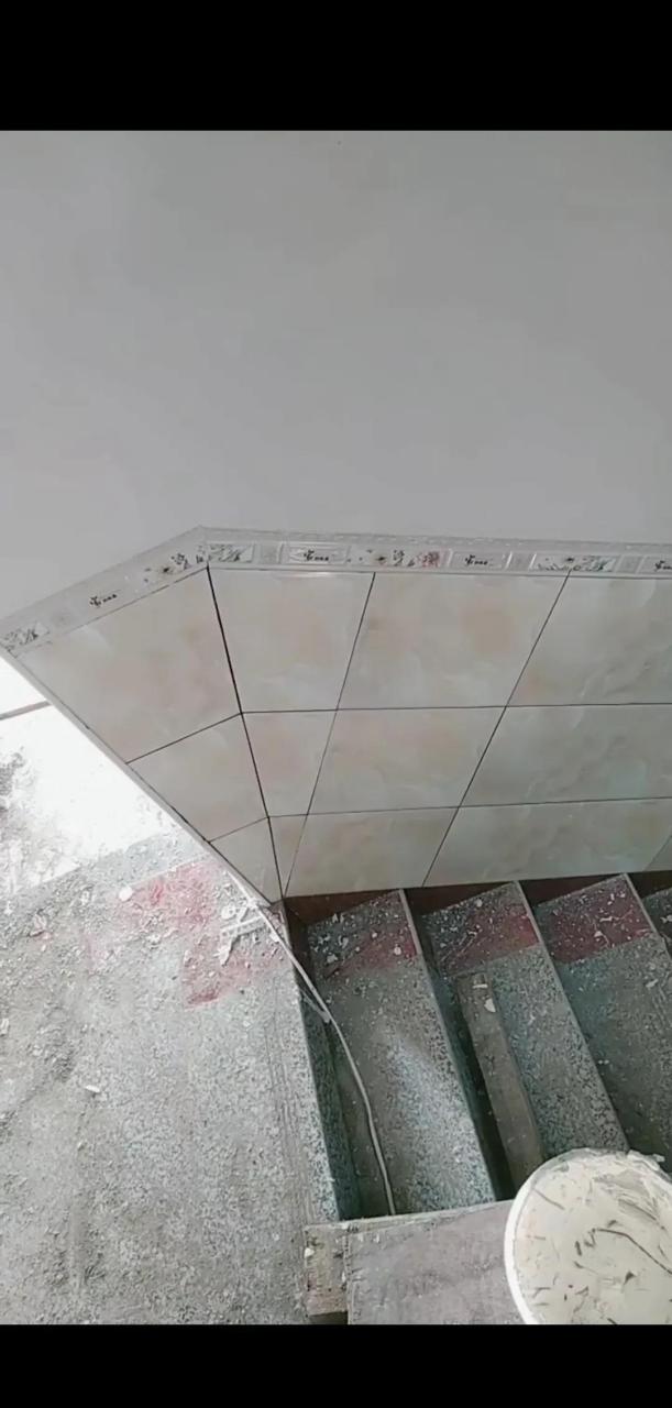 这楼梯墙裙瓷砖全部贴错了,立面的三块砖全部跟楼梯段是斜起来的,这不