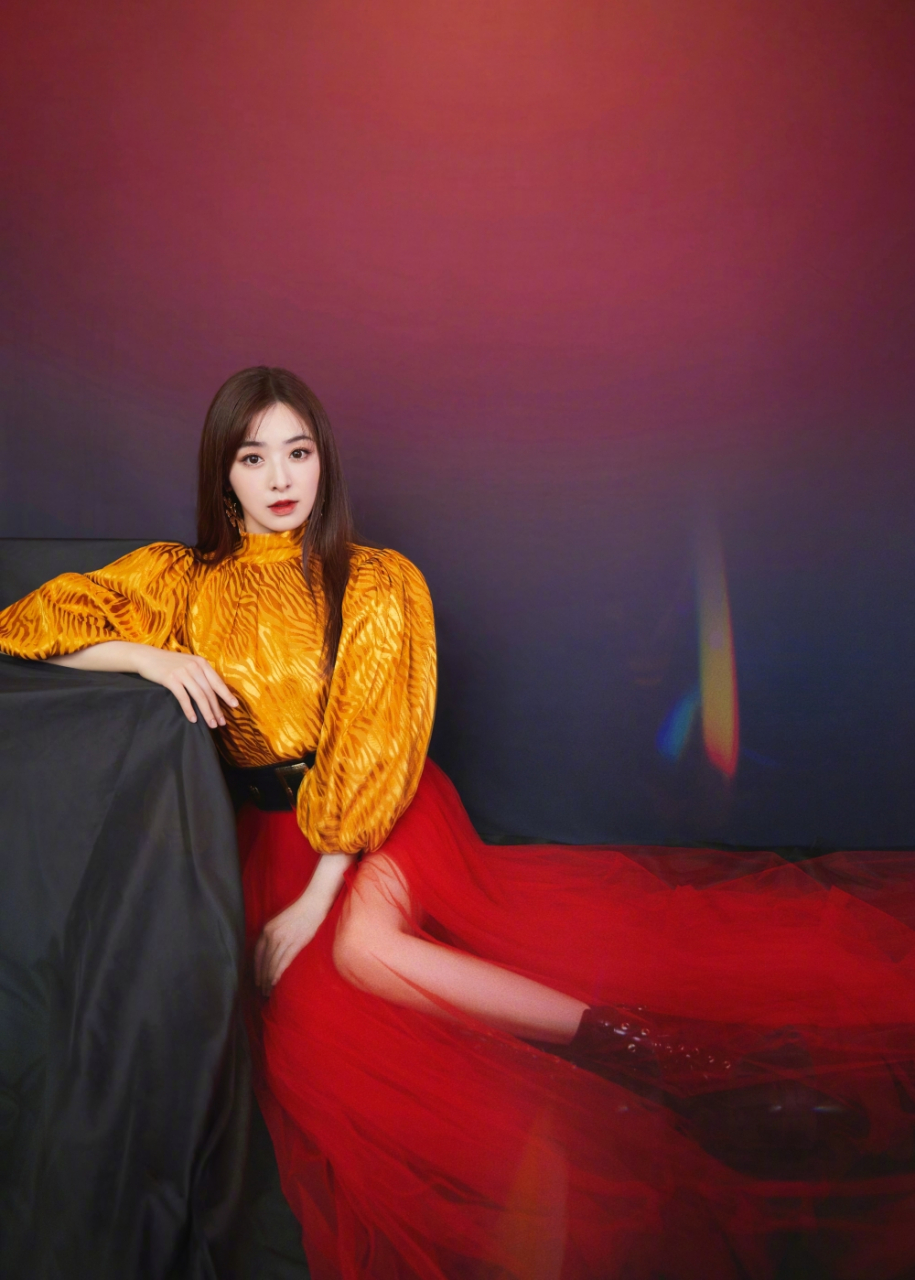 张含韵优雅红色薄纱裙写真