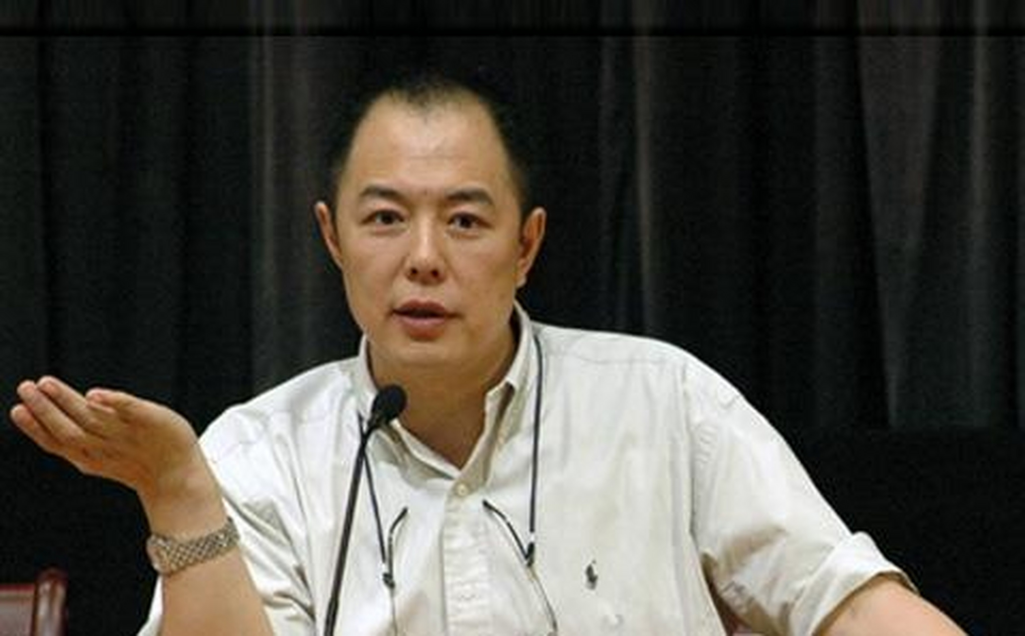 获封活佛,此后被网友们讨伐,张铁林急忙对外否认视频中即"活佛坐床