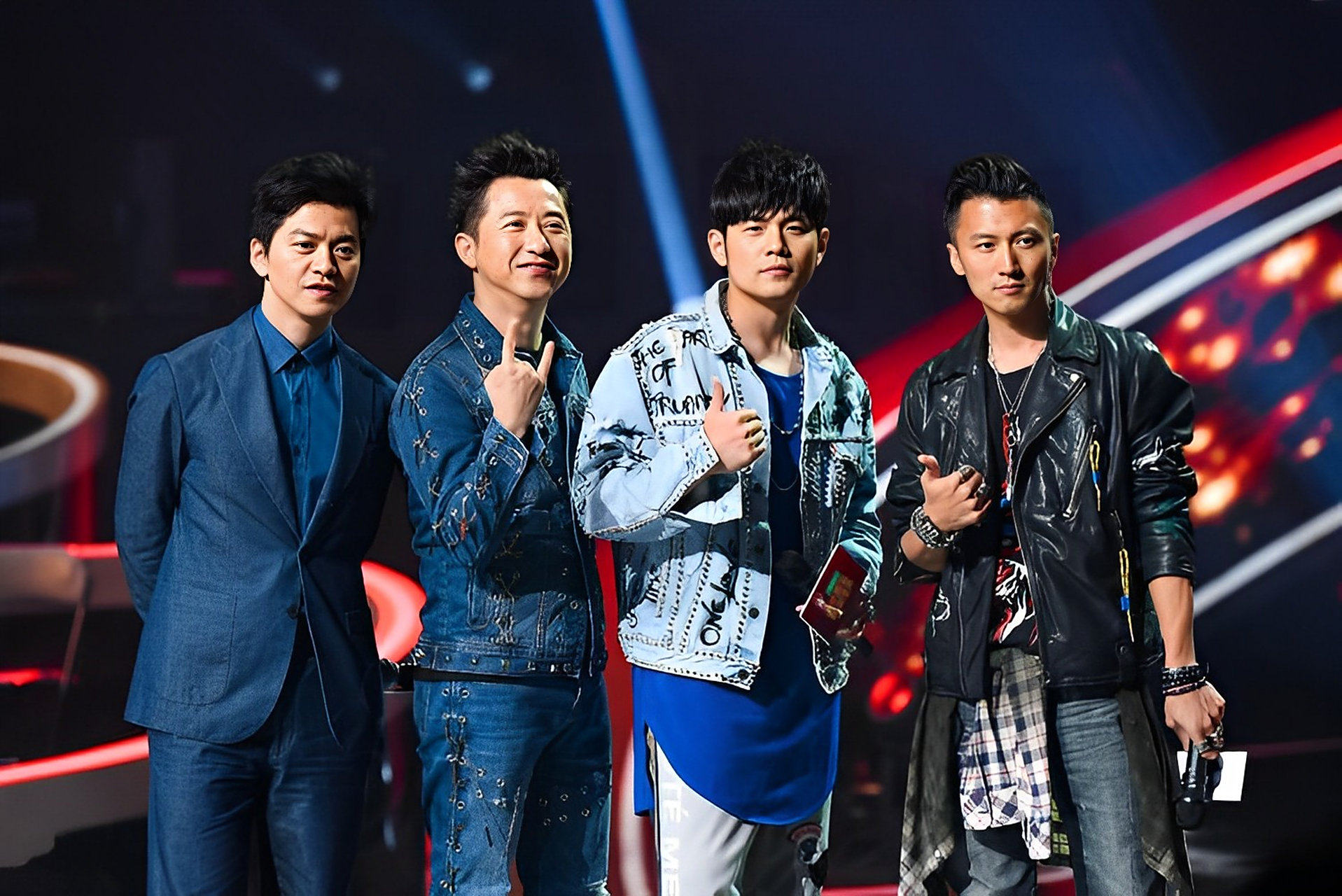 节目中,谢霆锋想加李健好友,李健只是摇了摇头,谢霆锋以为李健看不起