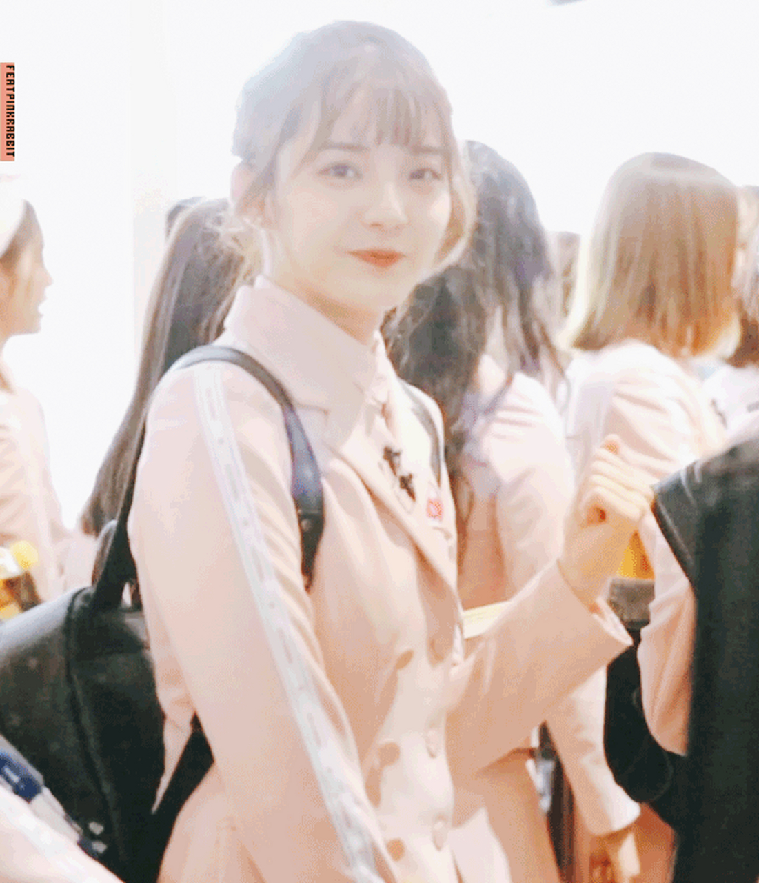 王晴身高1.7米,体重只有四十五公斤,真的可谓十足的高瘦美.