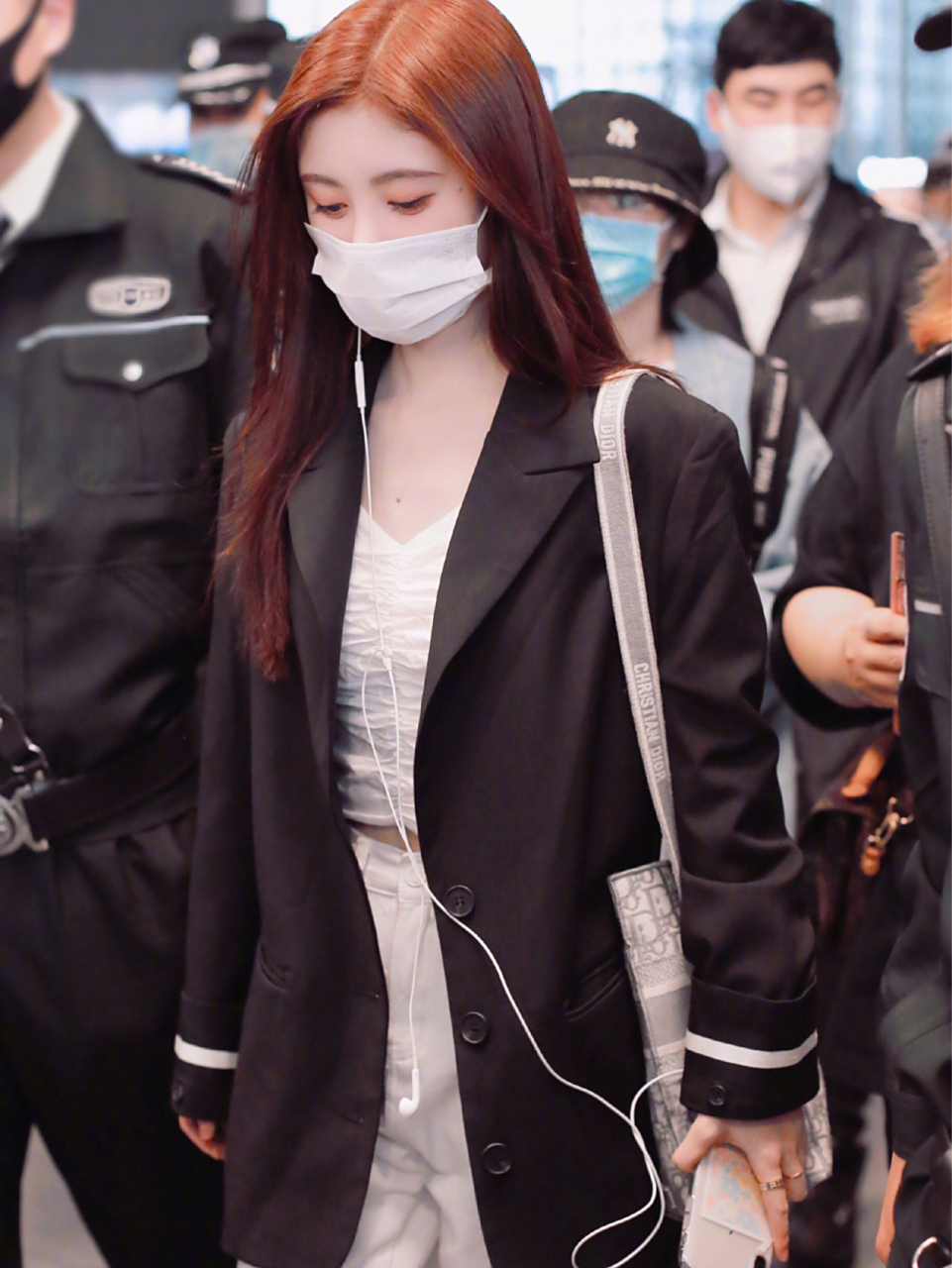 鞠婧祎机场私服look 小个子的显高穿搭 鞠婧祎机场私服白色褶皱短上衣