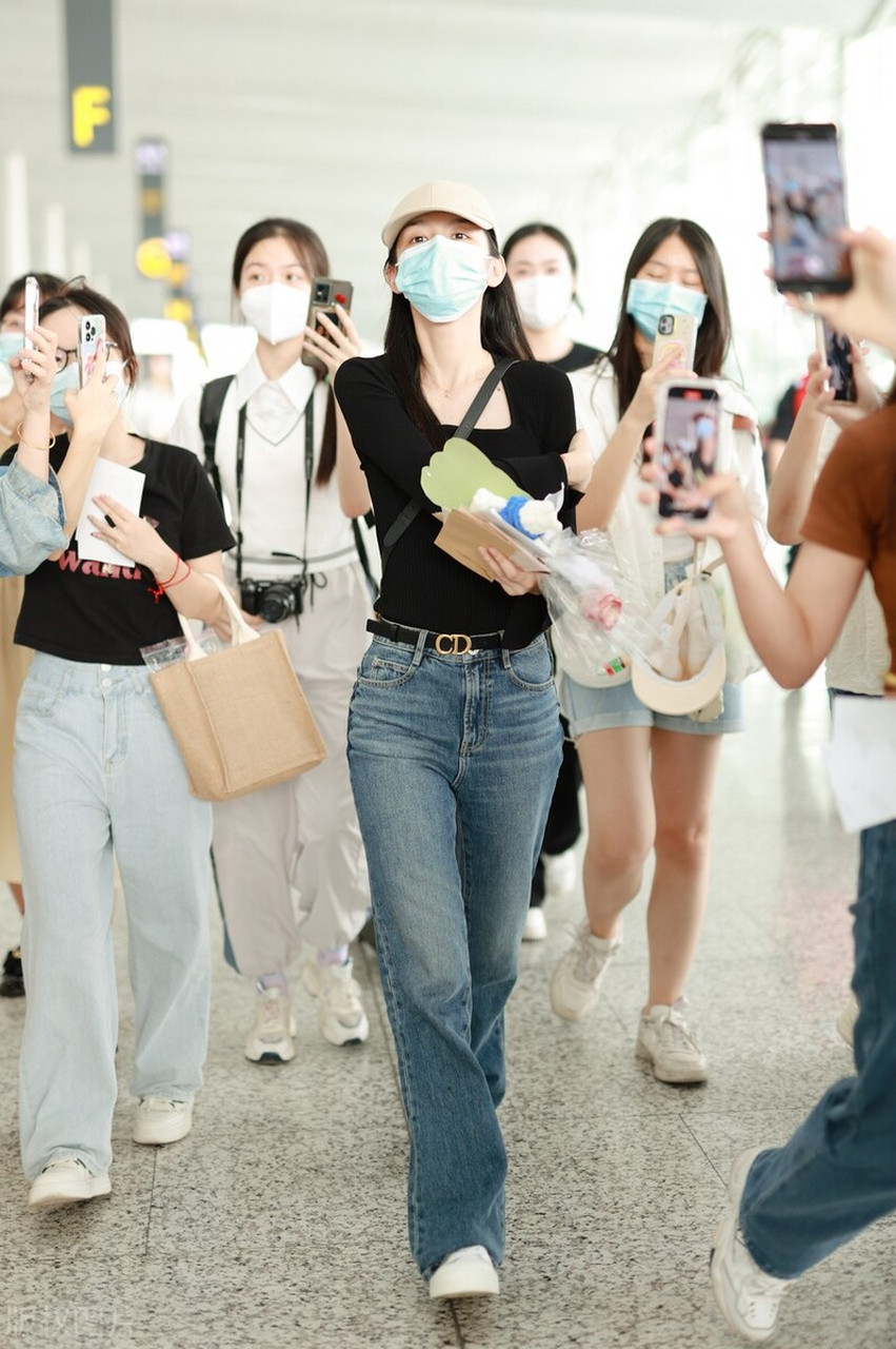 周也机场街拍,黑色t恤 牛仔裤 白色运动鞋 棒球帽简约随性!