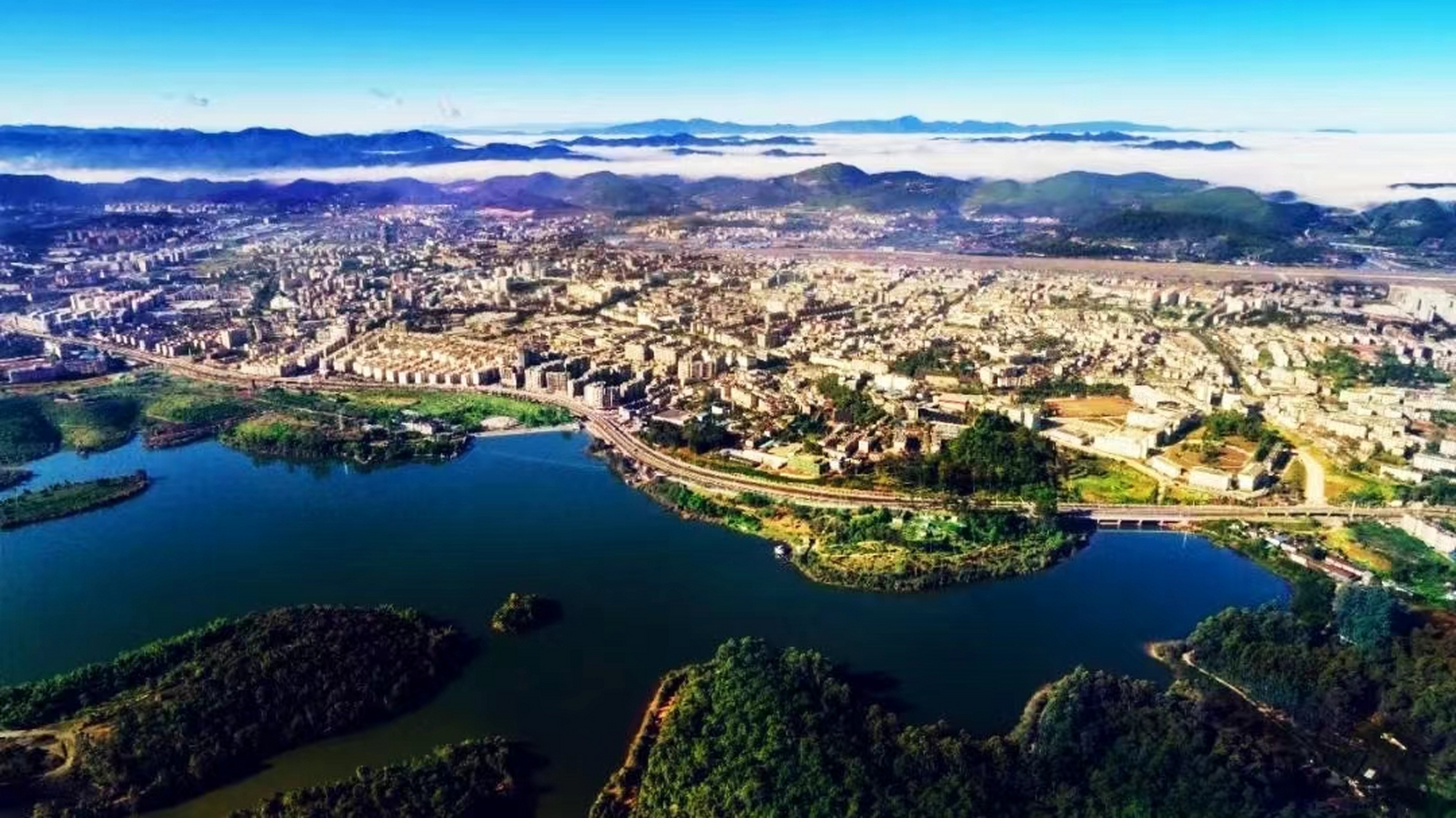 云南普洱市,被誉为"世界茶源""中国茶城""普洱茶都";普洱则被称为"茶