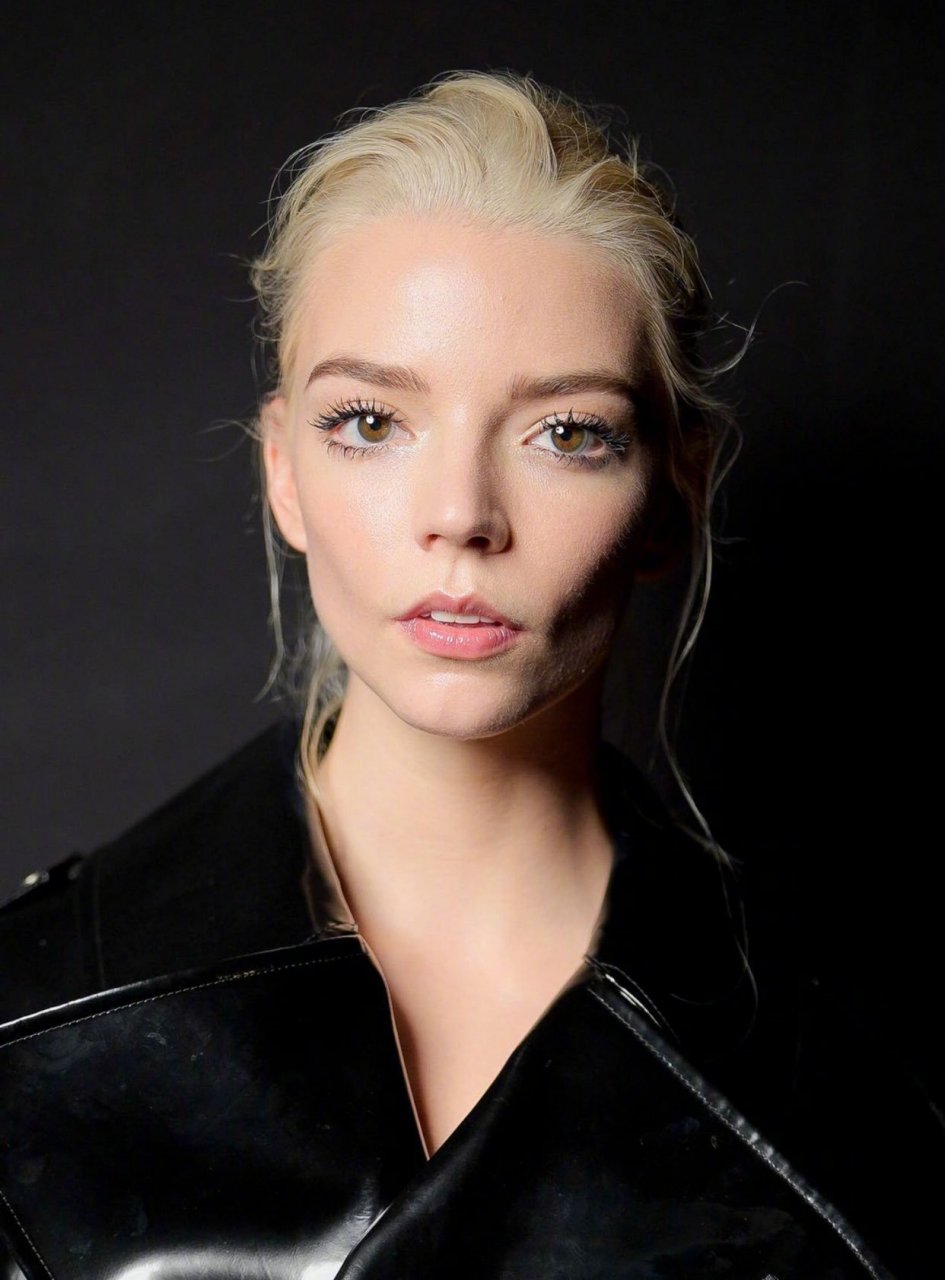 安雅泰勒乔伊#  安雅·泰勒-乔伊(anya taylor-joy)巴黎时装周全新