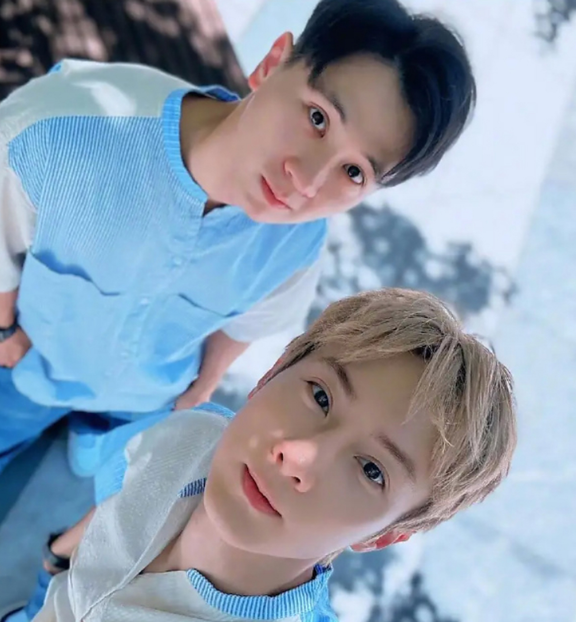 阿本公布新男友# 近日棒棒堂成员阿本在社交平台上发布了一张照片为 